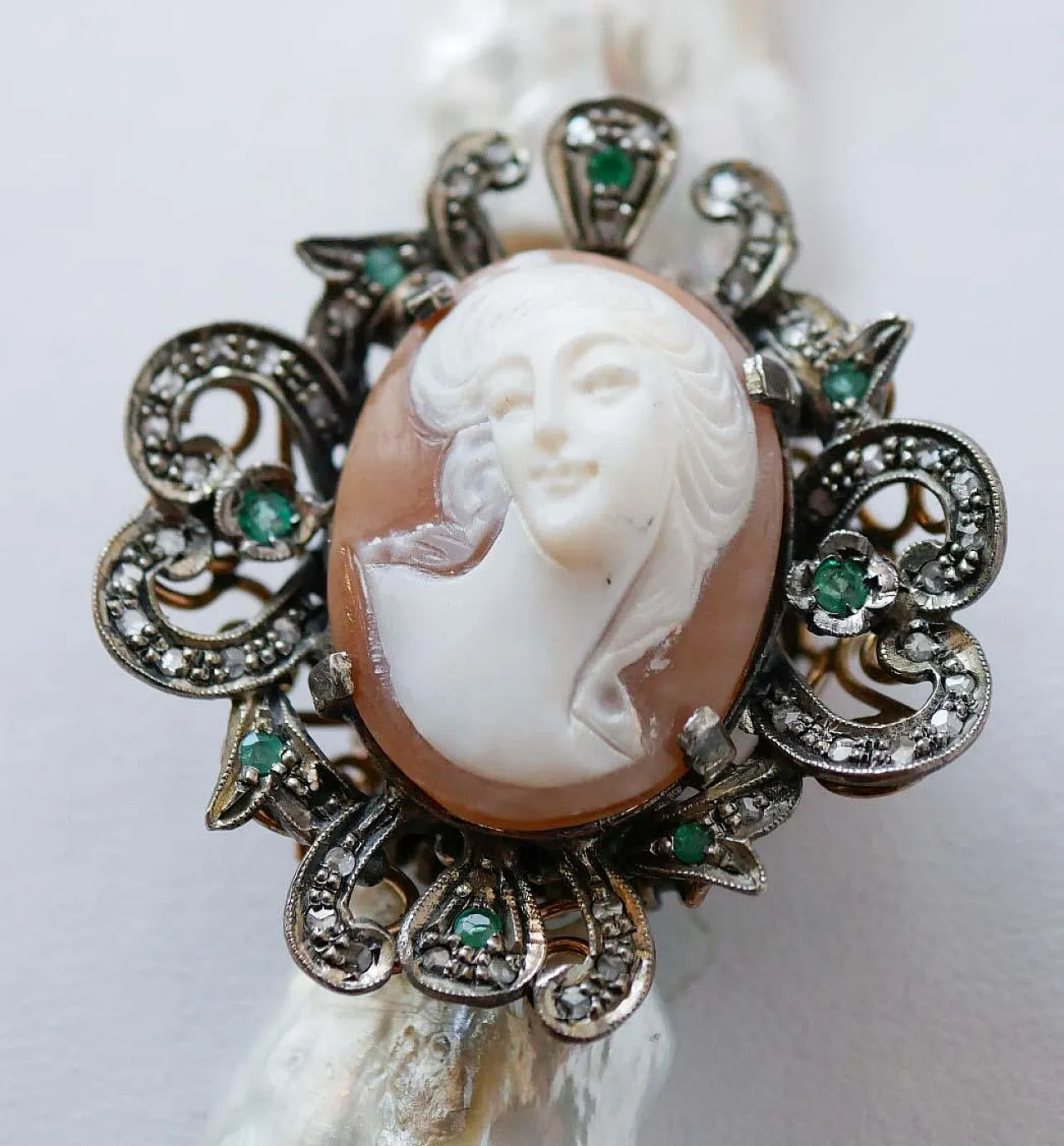 Collana barocca con perle, smeraldi, cammeo, diamanti, oro, anni '50 3