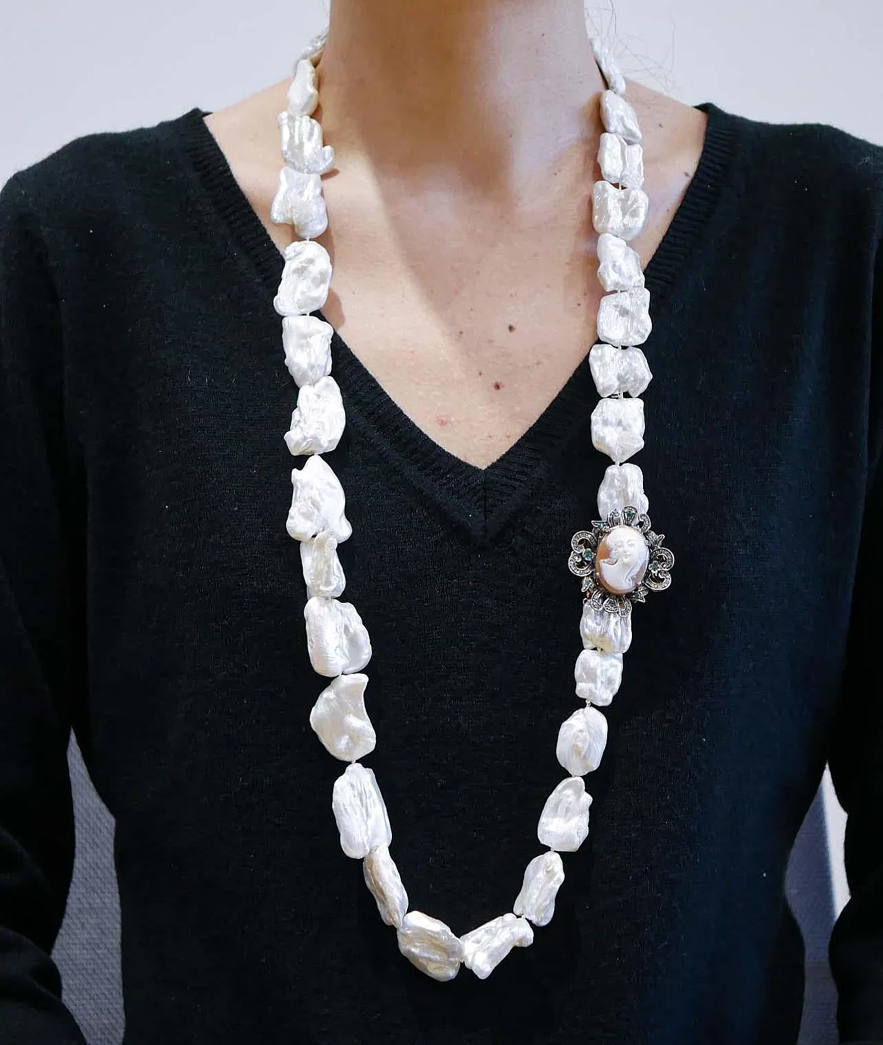 Collana barocca con perle, smeraldi, cammeo, diamanti, oro, anni '50 5