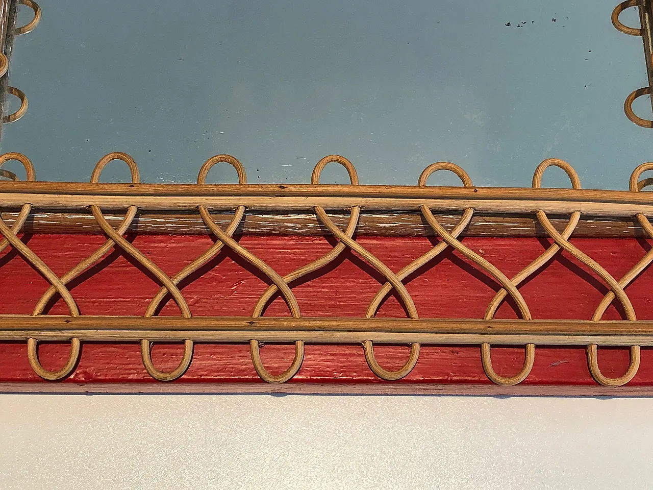 Specchio in rattan su sfondo rosso, anni '40 8