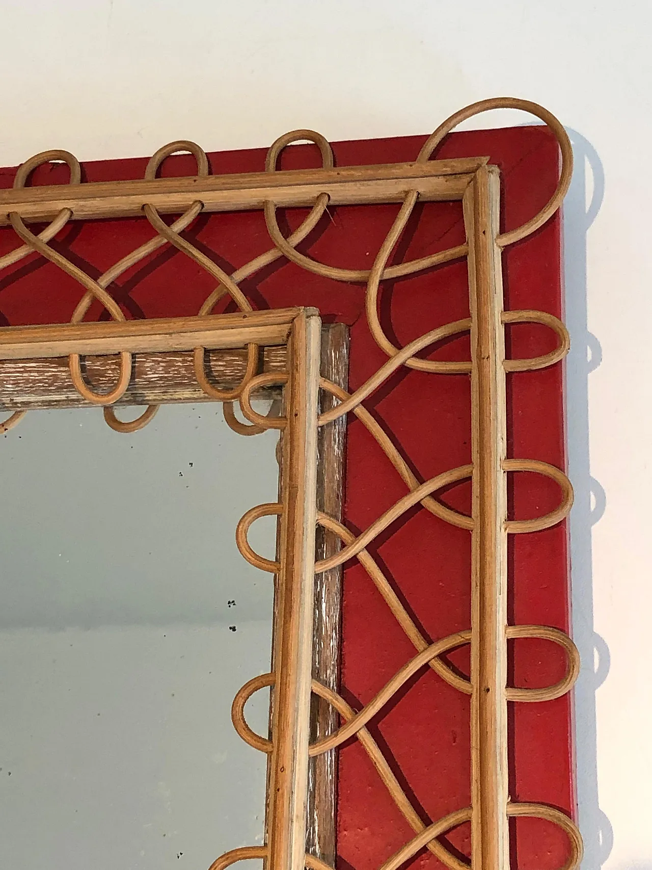 Specchio in rattan su sfondo rosso, anni '40 14