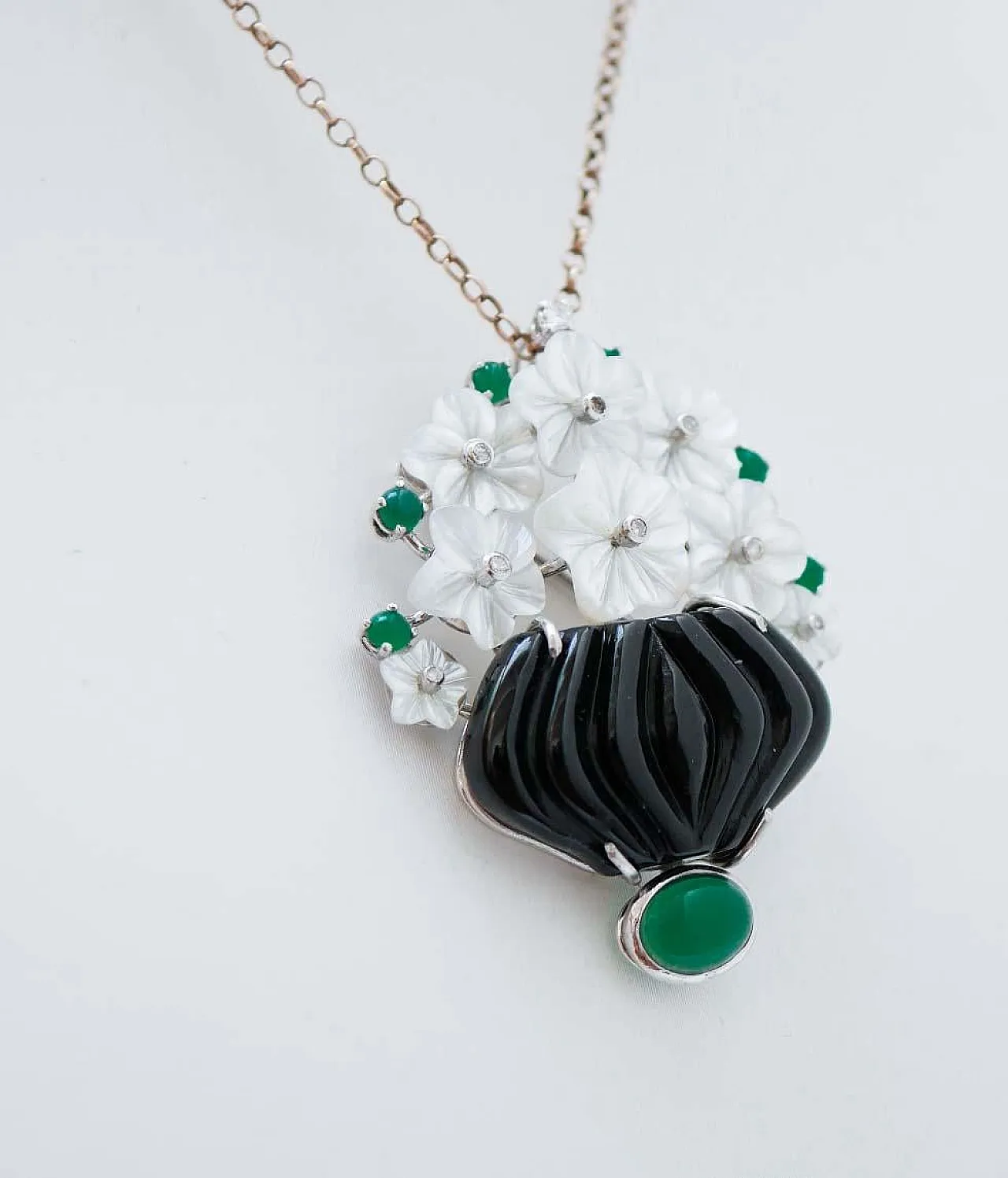 Spilla in platino e oro con onice, pietre, agata, diamanti, anni '70 3