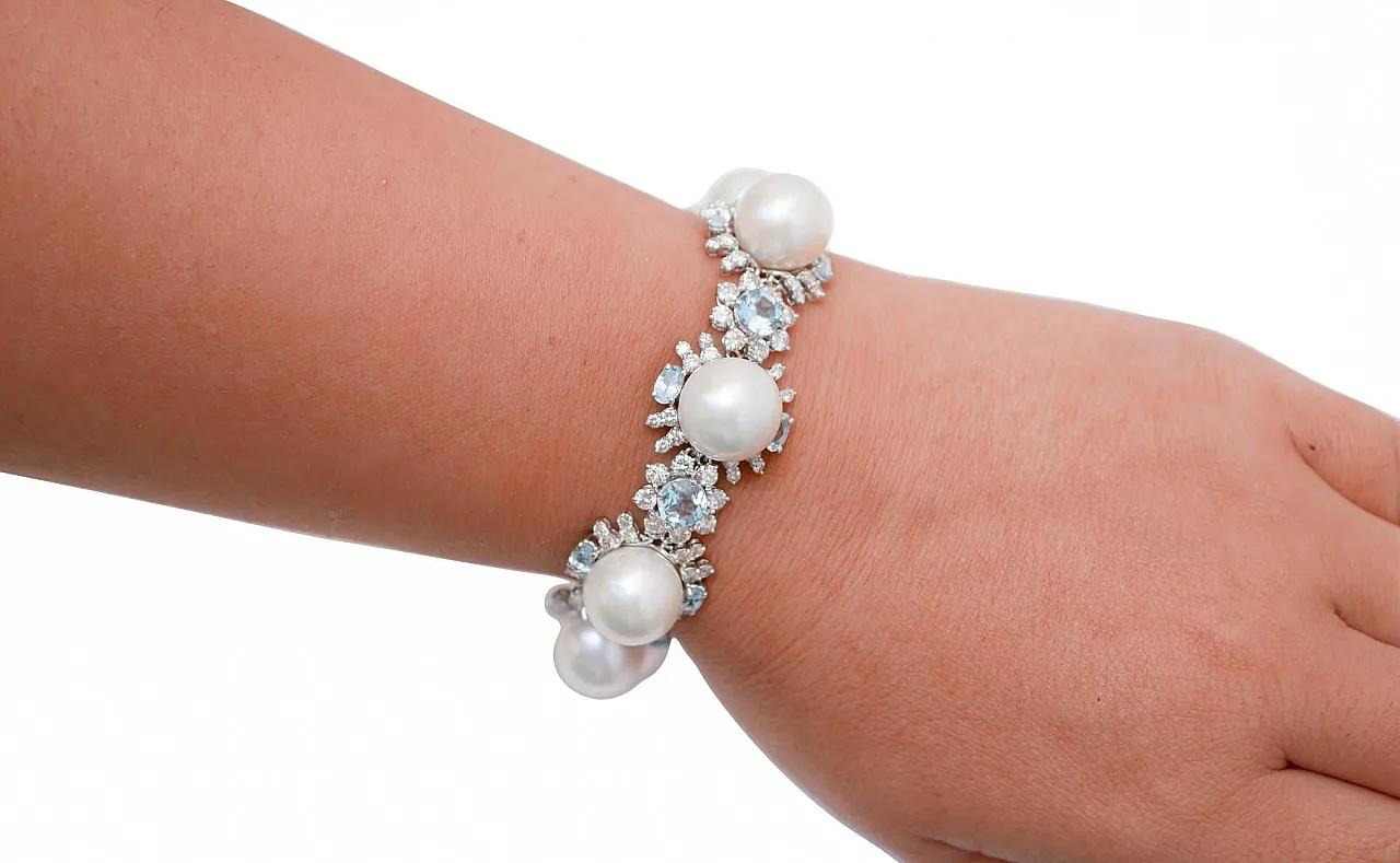 Bracciale in oro bianco con topazi, diamanti e perle, anni '70 4