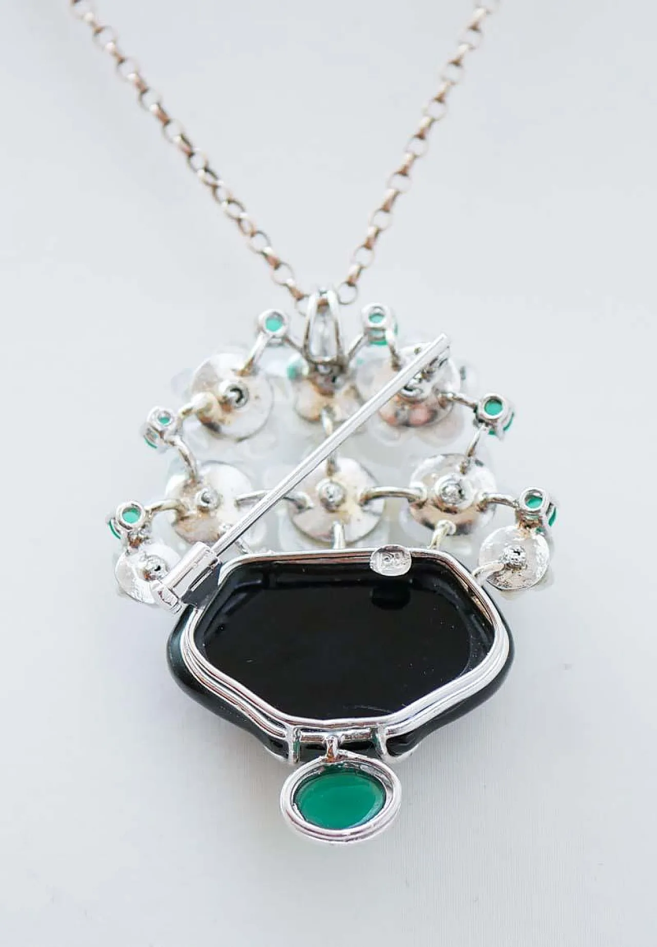 Spilla in platino e oro con onice, pietre, agata, diamanti, anni '70 4