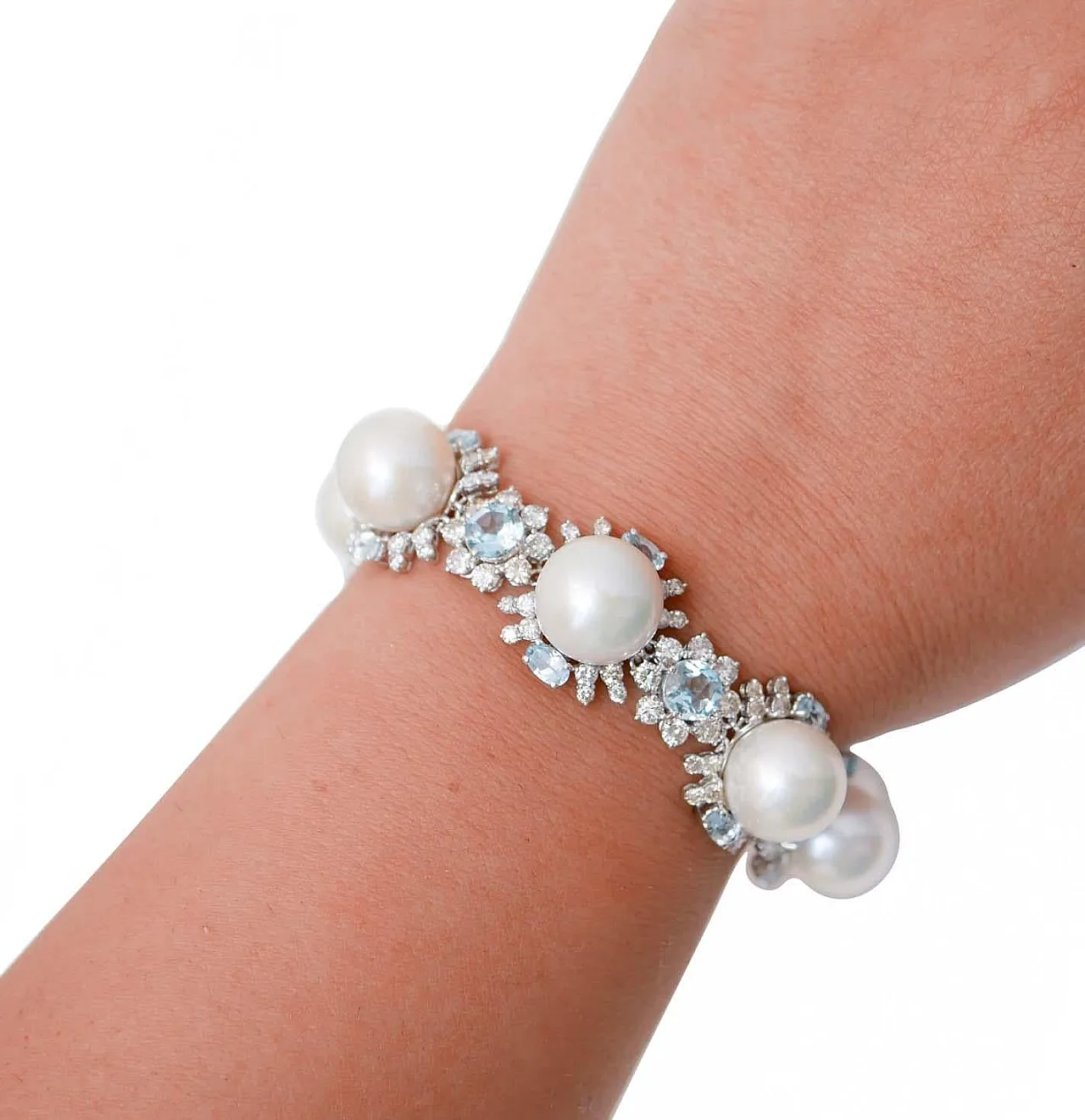 Bracciale in oro bianco con topazi, diamanti e perle, anni '70 5