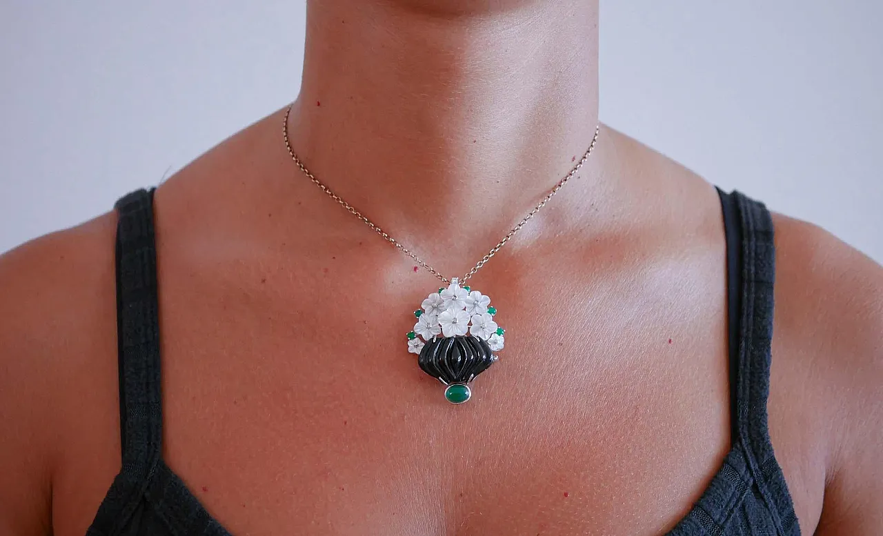 Spilla in platino e oro con onice, pietre, agata, diamanti, anni '70 5