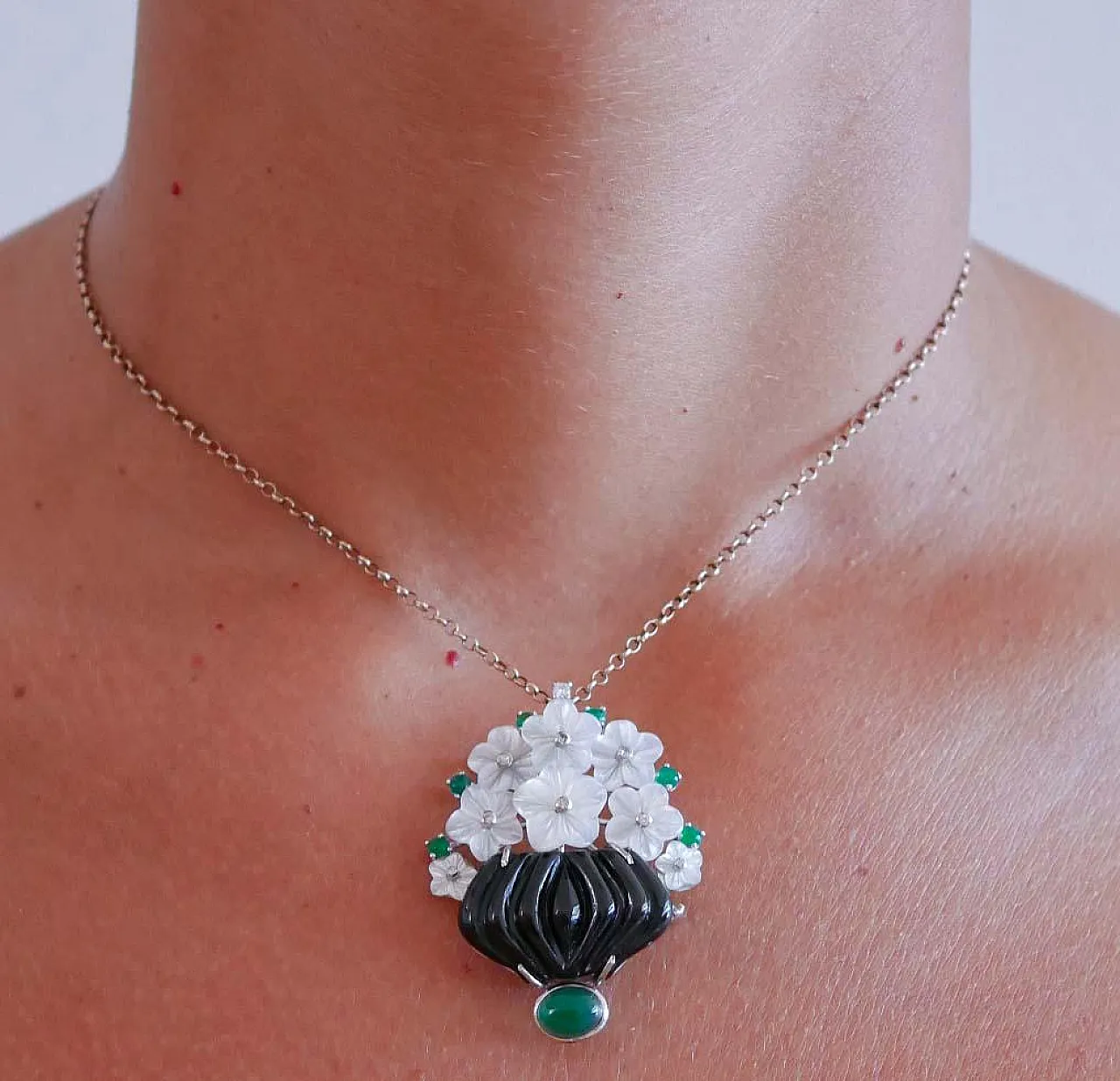 Spilla in platino e oro con onice, pietre, agata, diamanti, anni '70 6