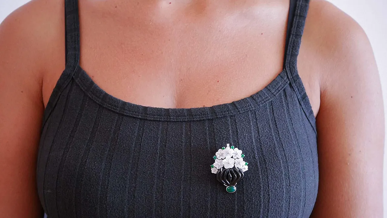 Spilla in platino e oro con onice, pietre, agata, diamanti, anni '70 7