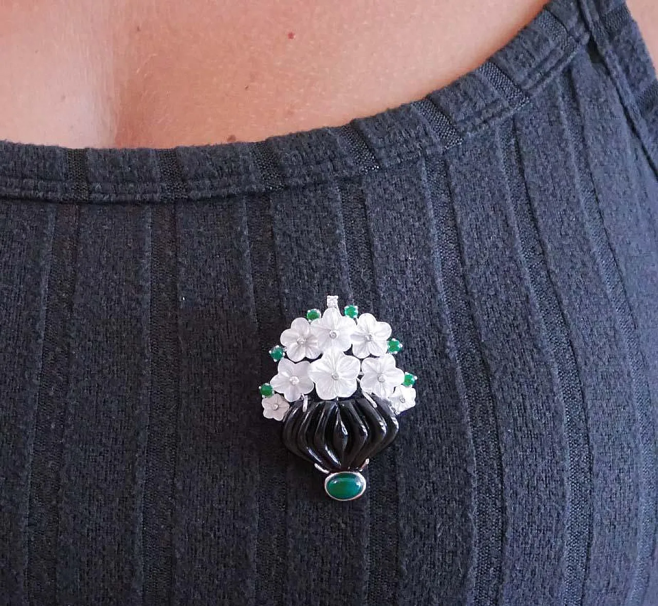 Spilla in platino e oro con onice, pietre, agata, diamanti, anni '70 8