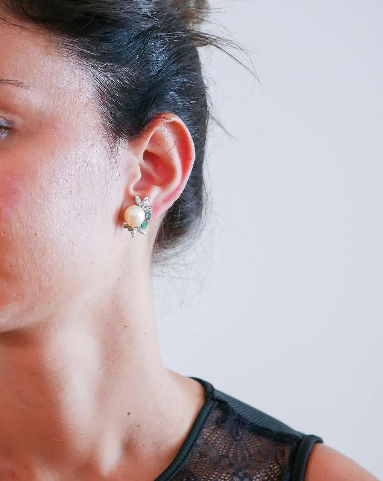 Orecchini in oro bianco con perle, smeraldi, diamanti, anni '70 4