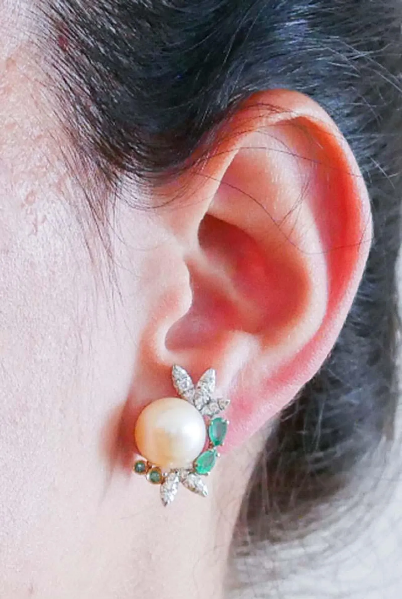 Orecchini in oro bianco con perle, smeraldi, diamanti, anni '70 5