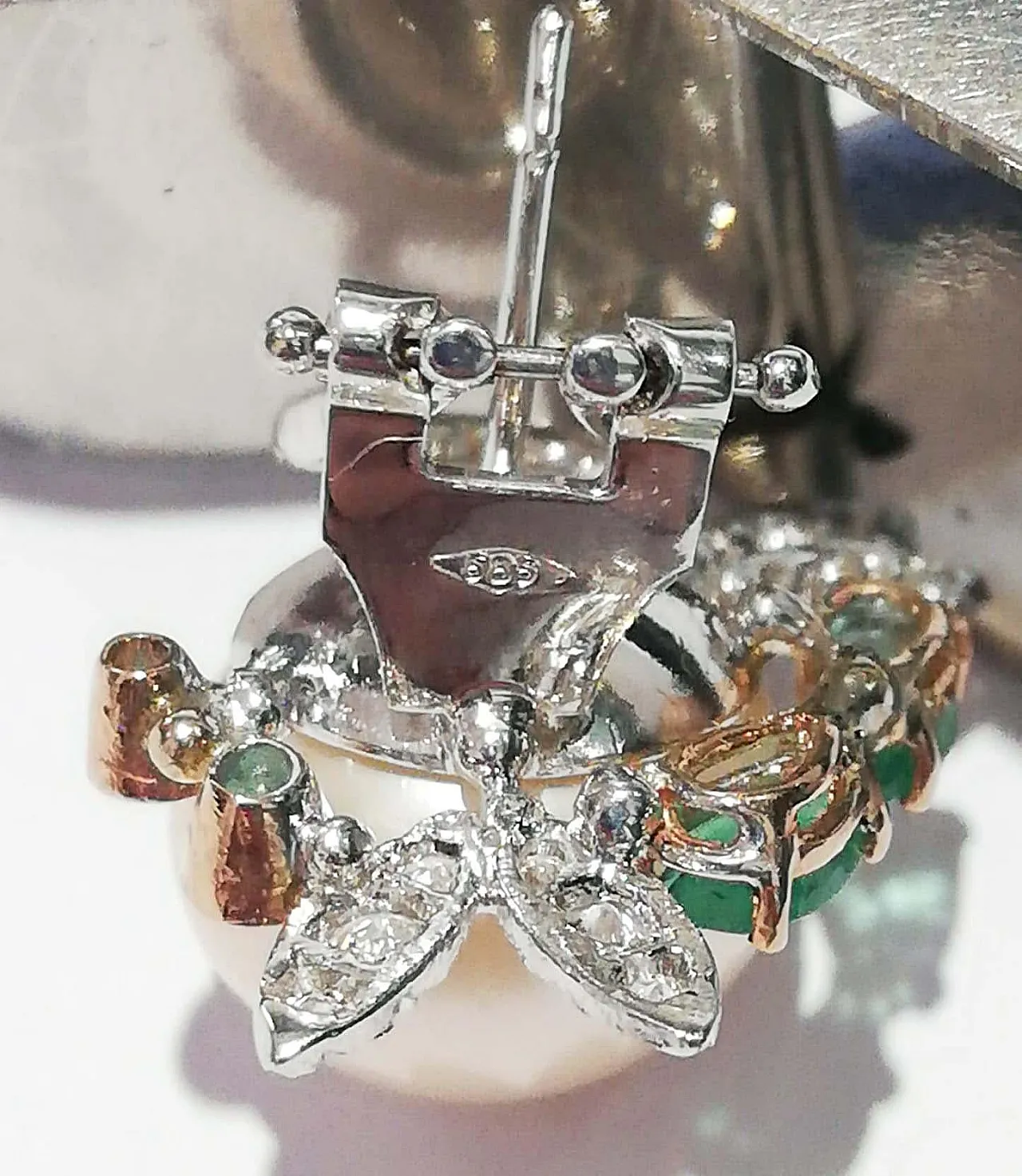 Orecchini in oro bianco con perle, smeraldi, diamanti, anni '70 6