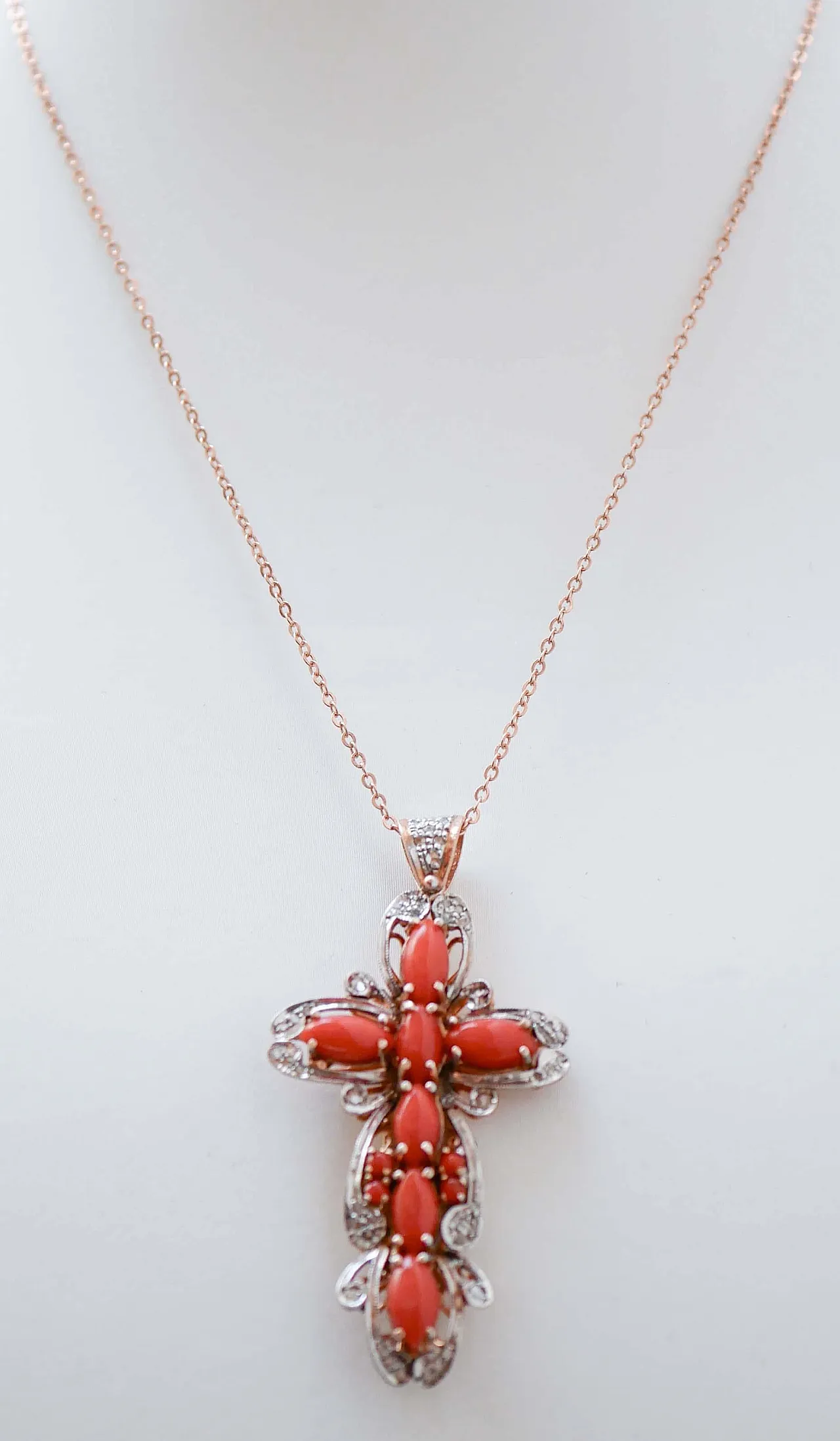 Collana a croce in corallo, diamanti, oro e argento, anni '60 2