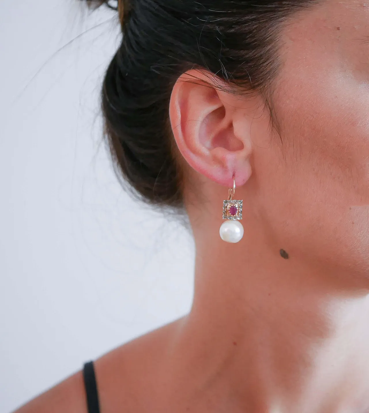 Orecchini con perle, rubini, diamanti, oro e argento, anni 2000 4