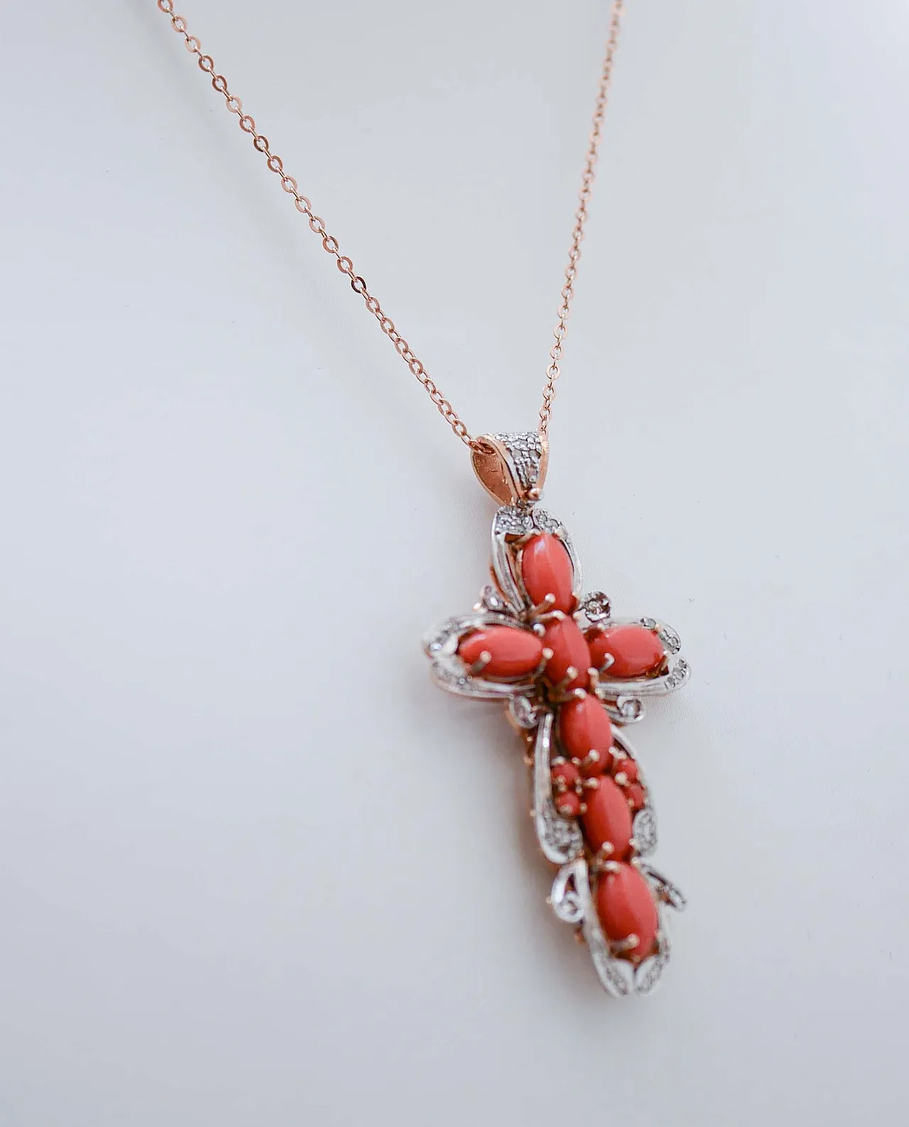 Collana a croce in corallo, diamanti, oro e argento, anni '60 3