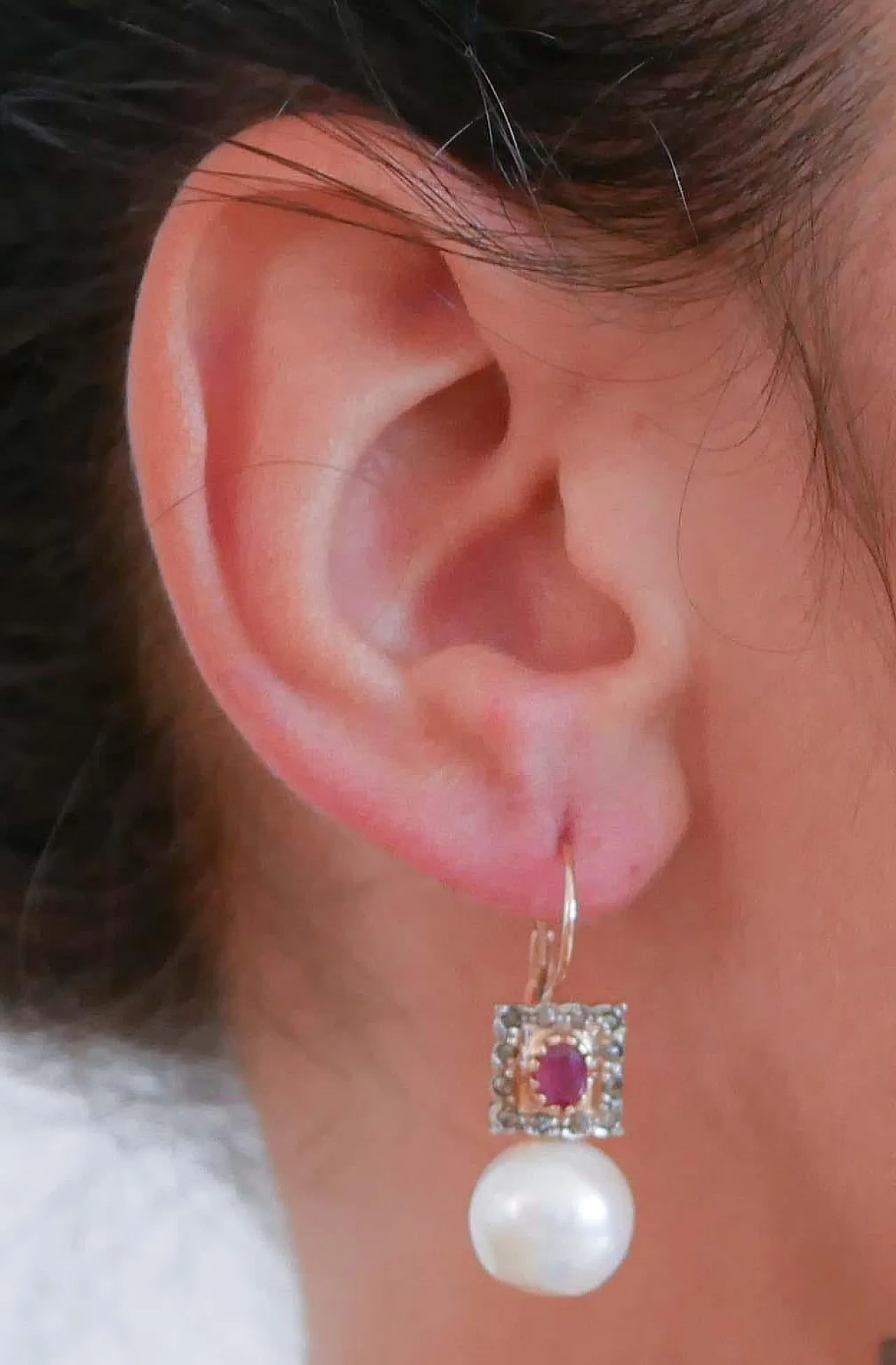 Orecchini con perle, rubini, diamanti, oro e argento, anni 2000 5