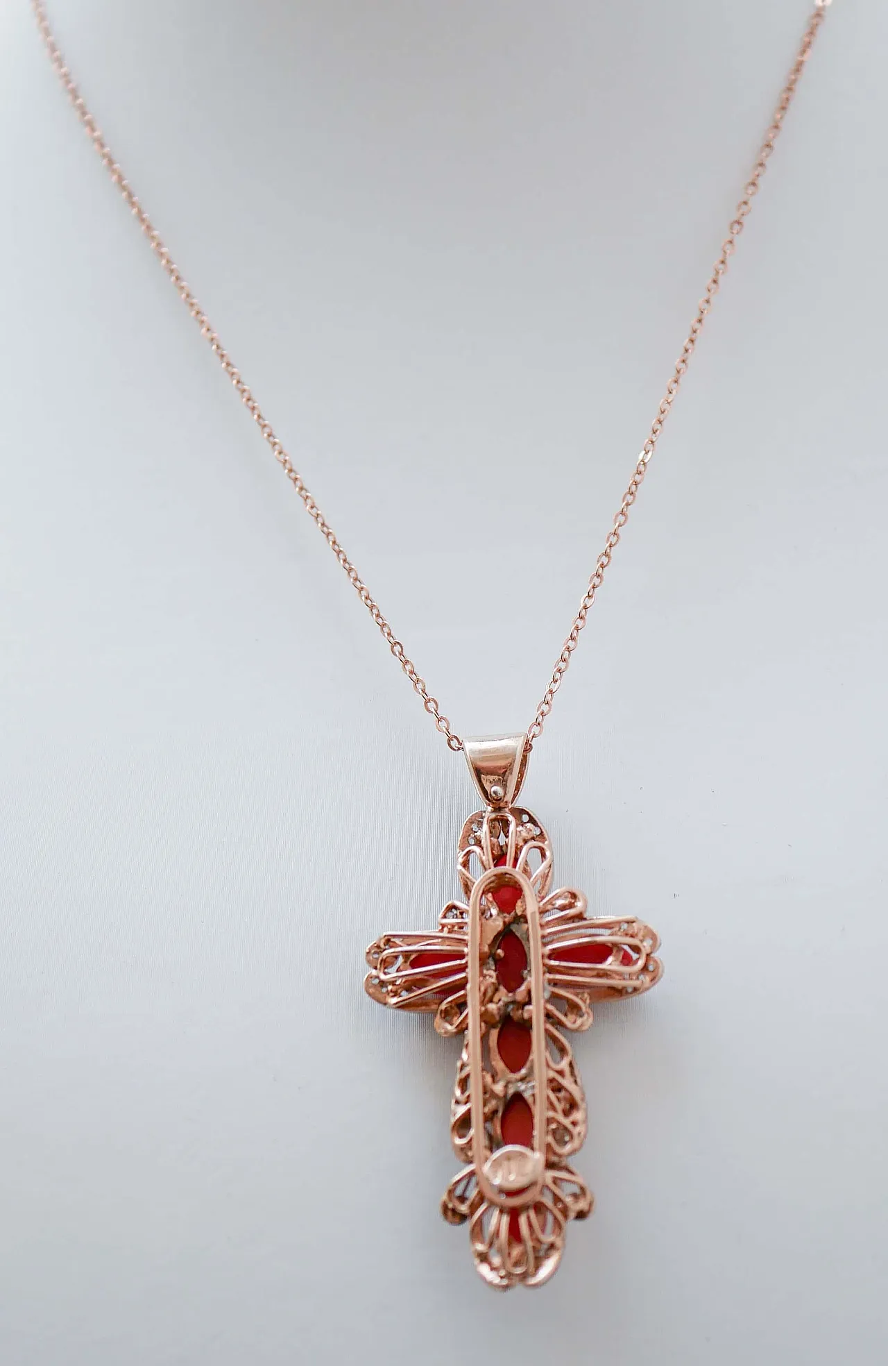Collana a croce in corallo, diamanti, oro e argento, anni '60 4
