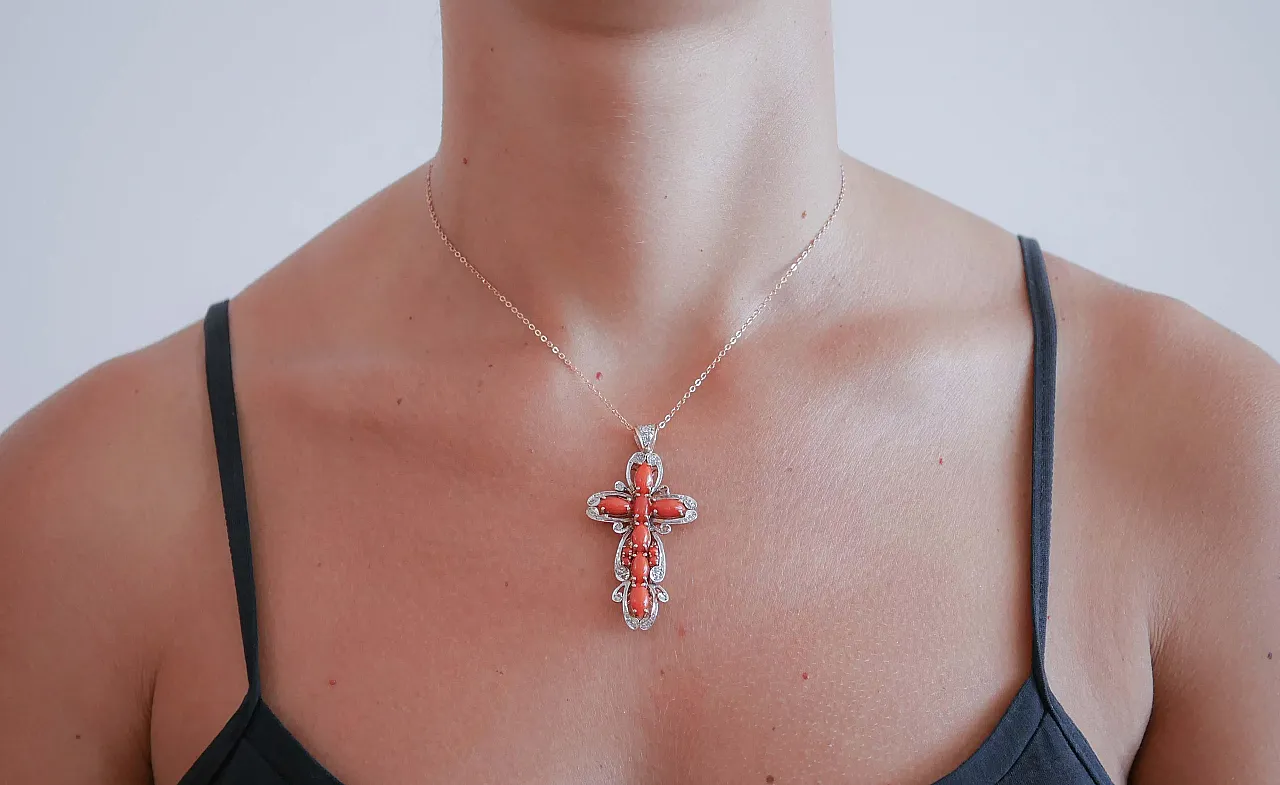 Collana a croce in corallo, diamanti, oro e argento, anni '60 5