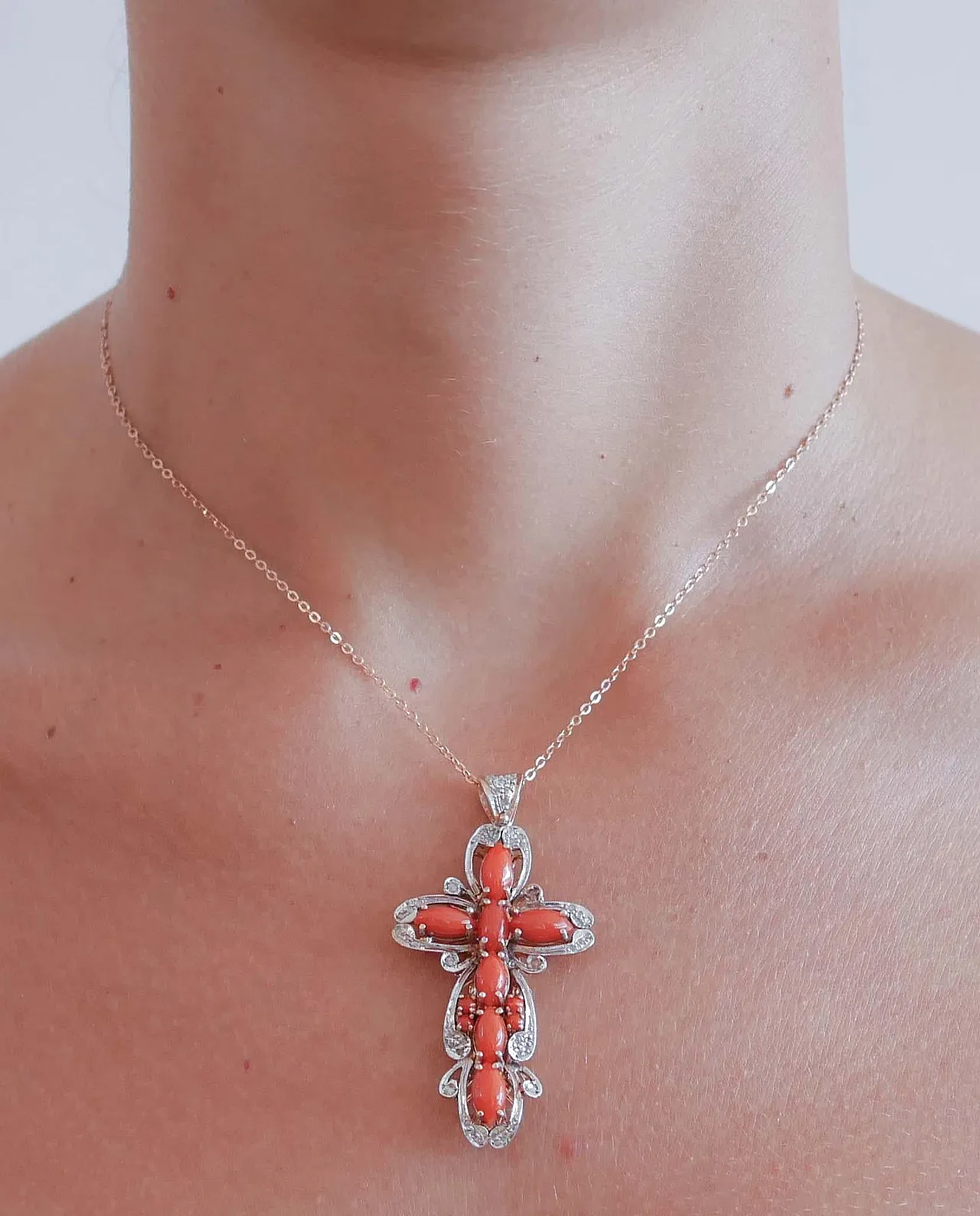 Collana a croce in corallo, diamanti, oro e argento, anni '60 6