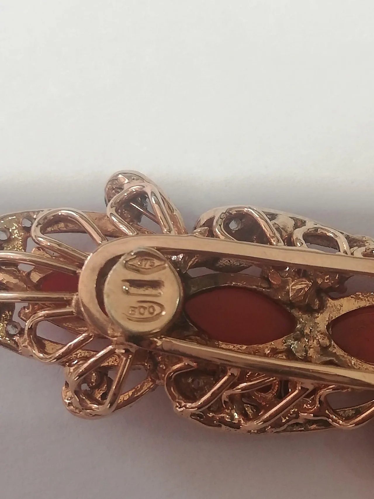 Collana a croce in corallo, diamanti, oro e argento, anni '60 7