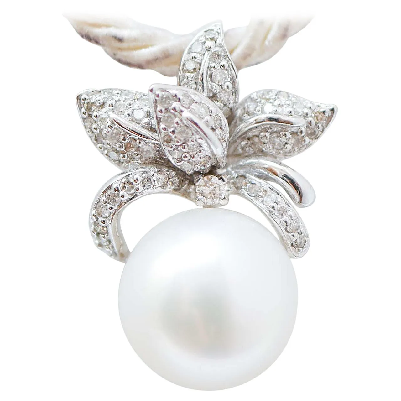 Collana con ciondolo in oro bianco 18 carati e diamanti, anni '70 1