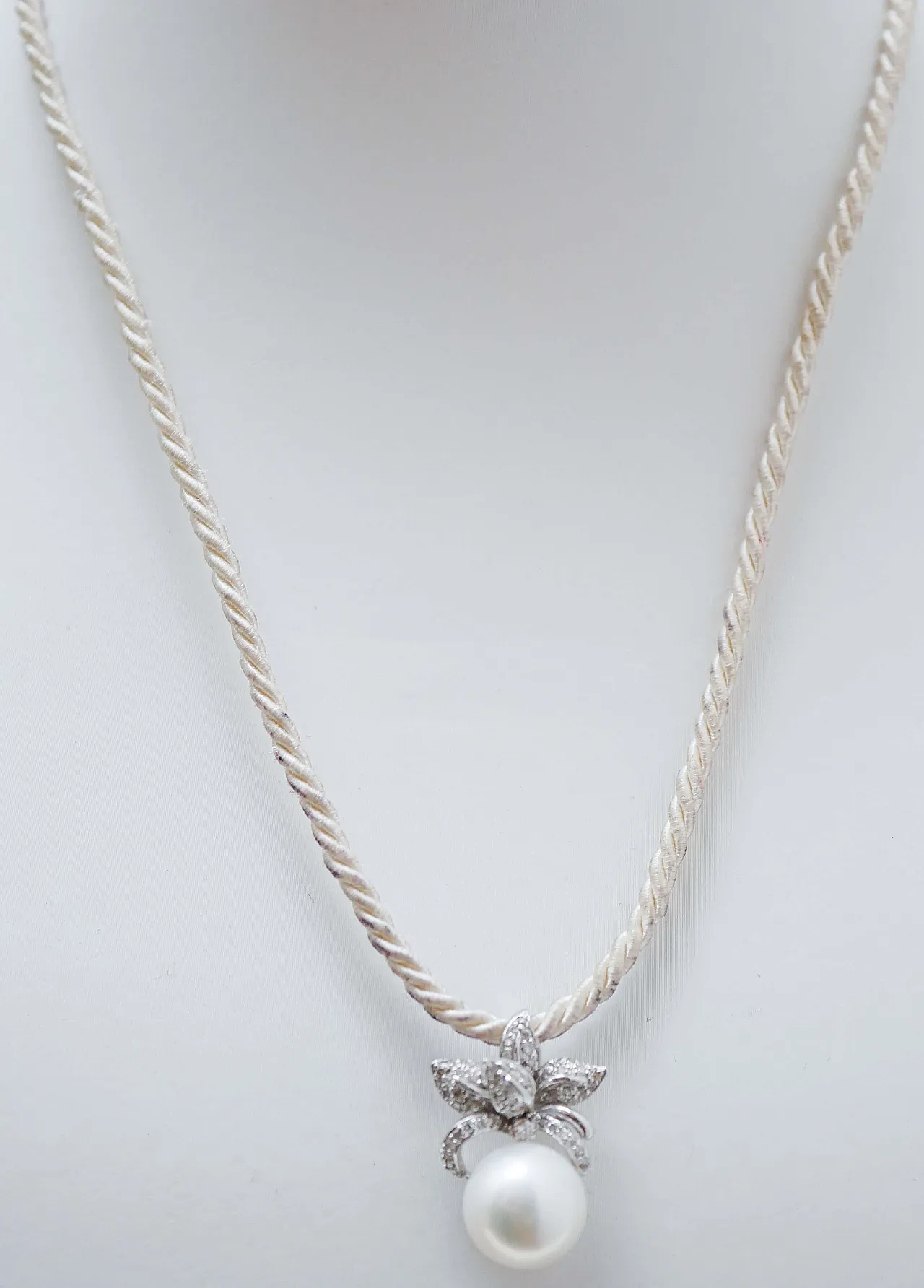 Collana con ciondolo in oro bianco 18 carati e diamanti, anni '70 2