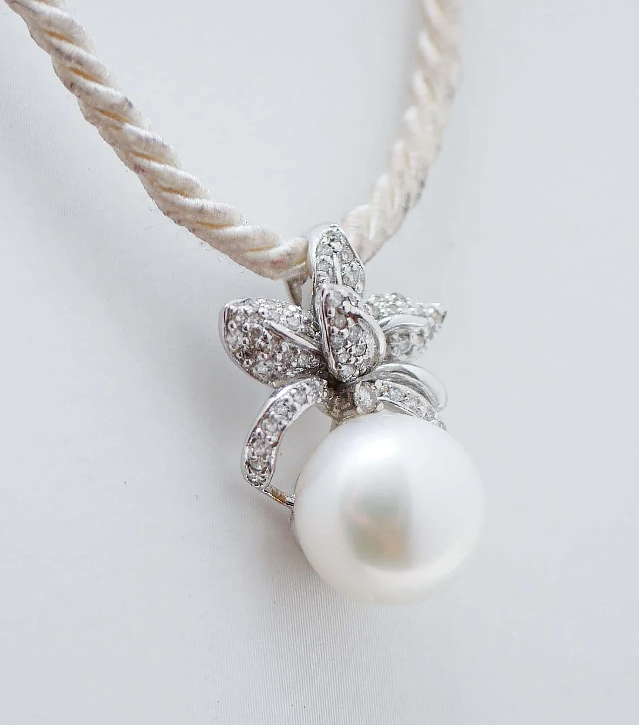 Collana con ciondolo in oro bianco 18 carati e diamanti, anni '70 3