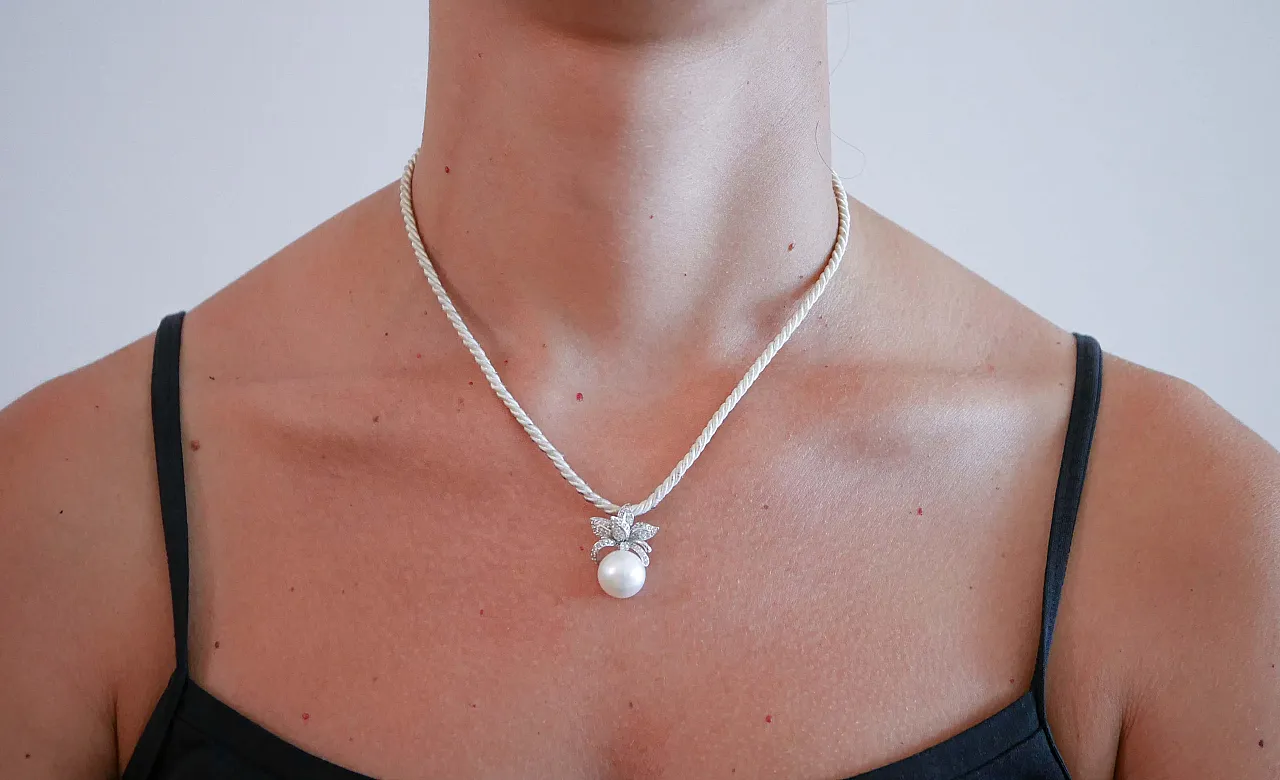 Collana con ciondolo in oro bianco 18 carati e diamanti, anni '70 5