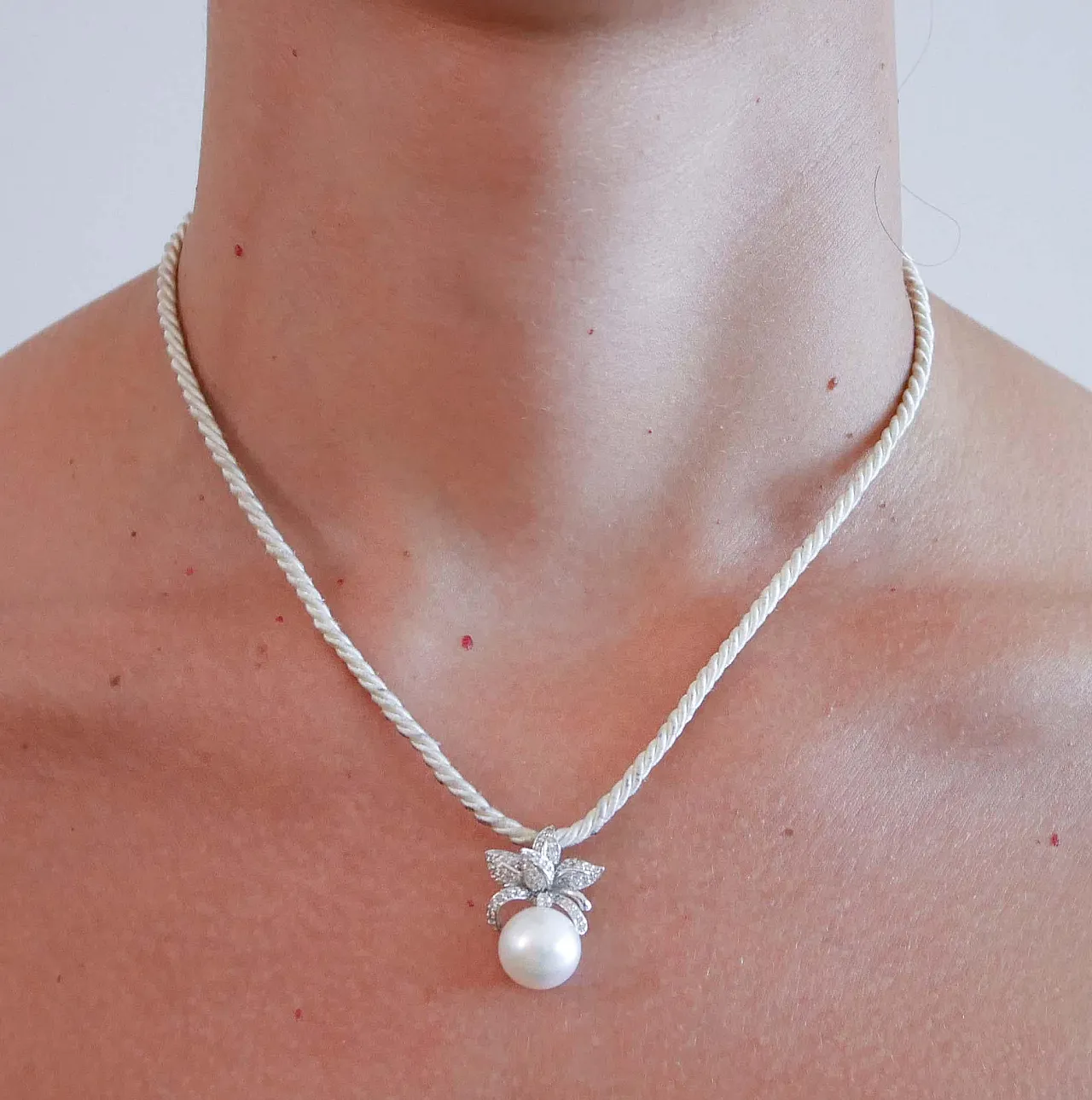 Collana con ciondolo in oro bianco 18 carati e diamanti, anni '70 6