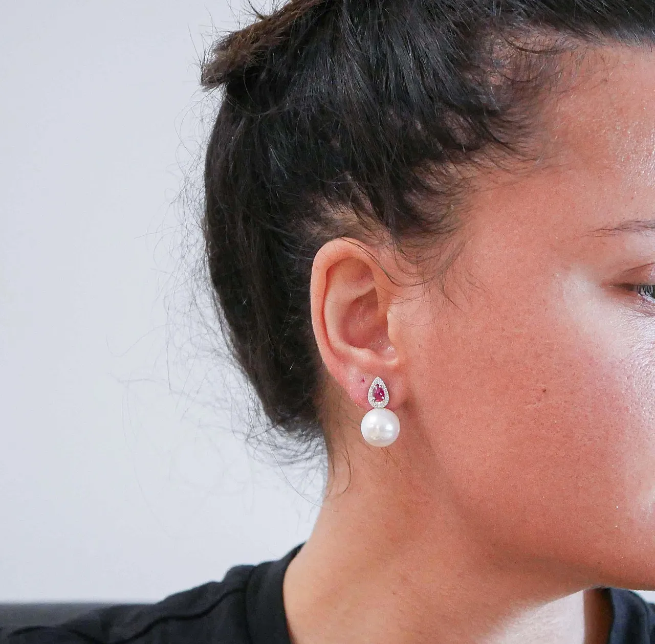 Orecchini con perle bianche, diamanti, rubini, platino, anni '70 4