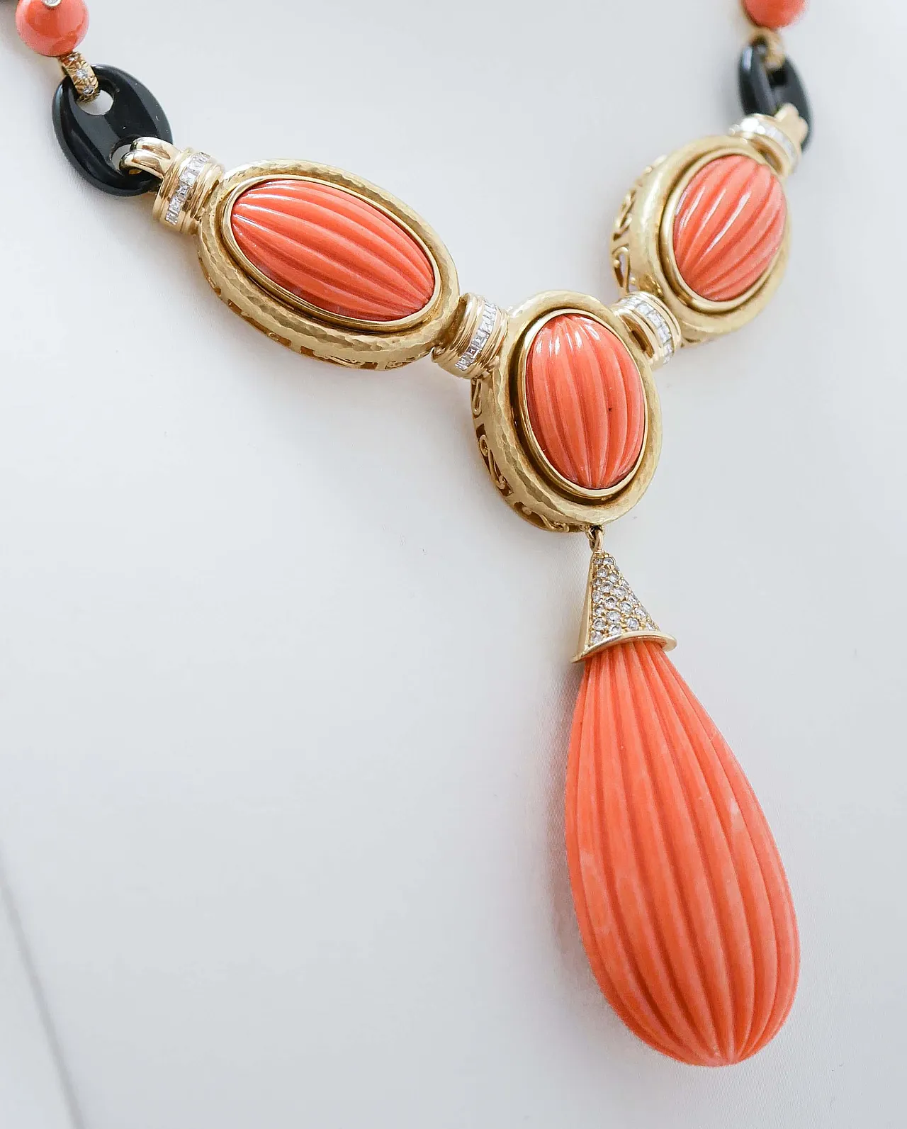 Yellow gold necklace with coral, onyx, diamonds, 1950s 3