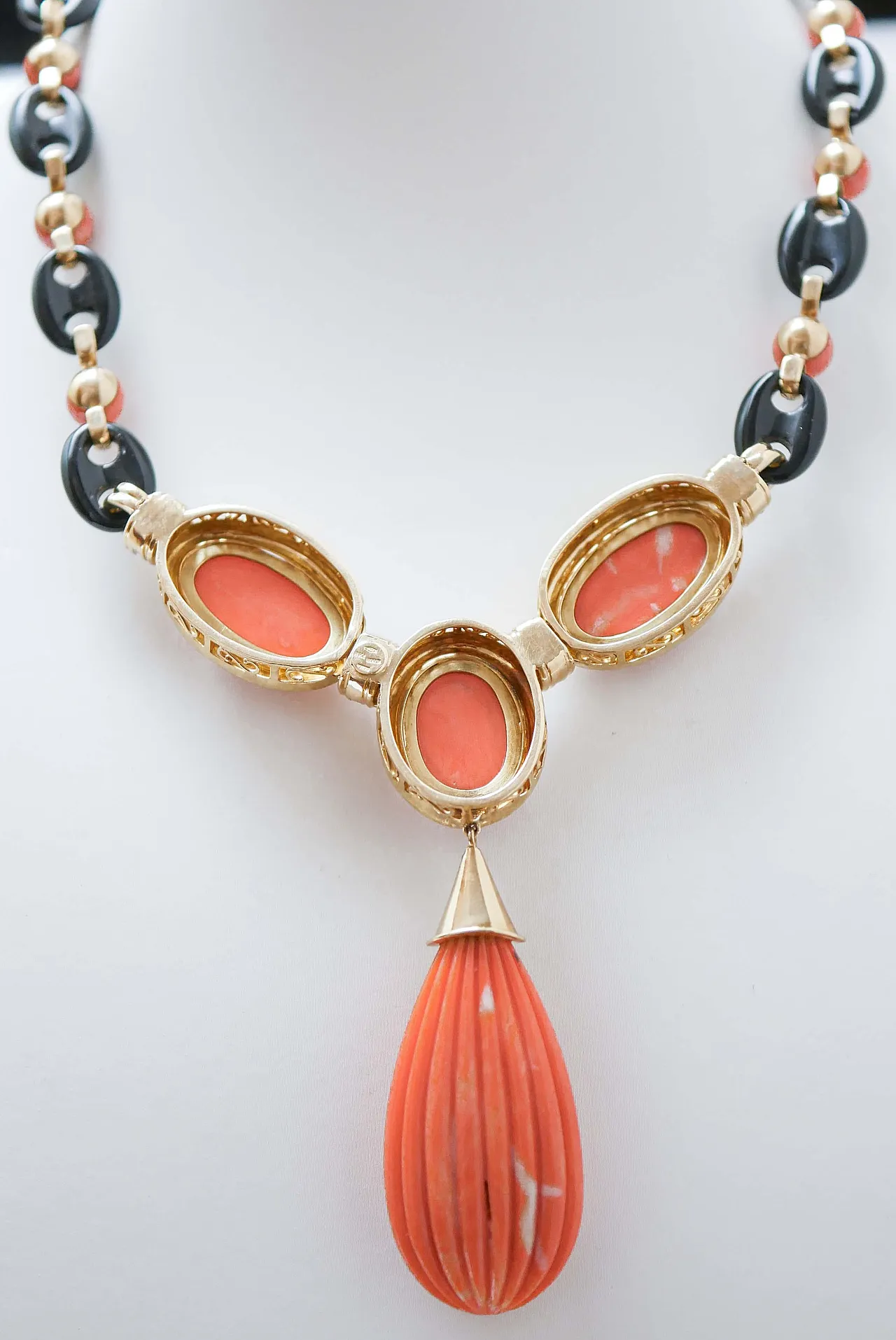 Yellow gold necklace with coral, onyx, diamonds, 1950s 4
