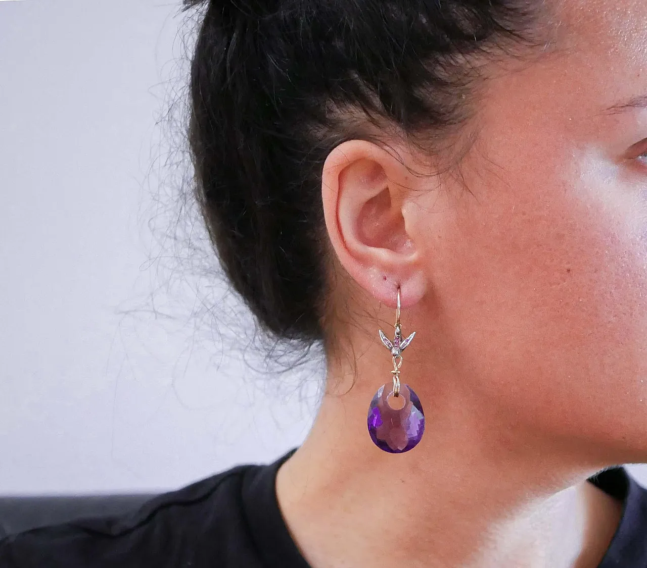 Orecchini in oro, argento ametiste, rubini, diamanti, anni 2000 5