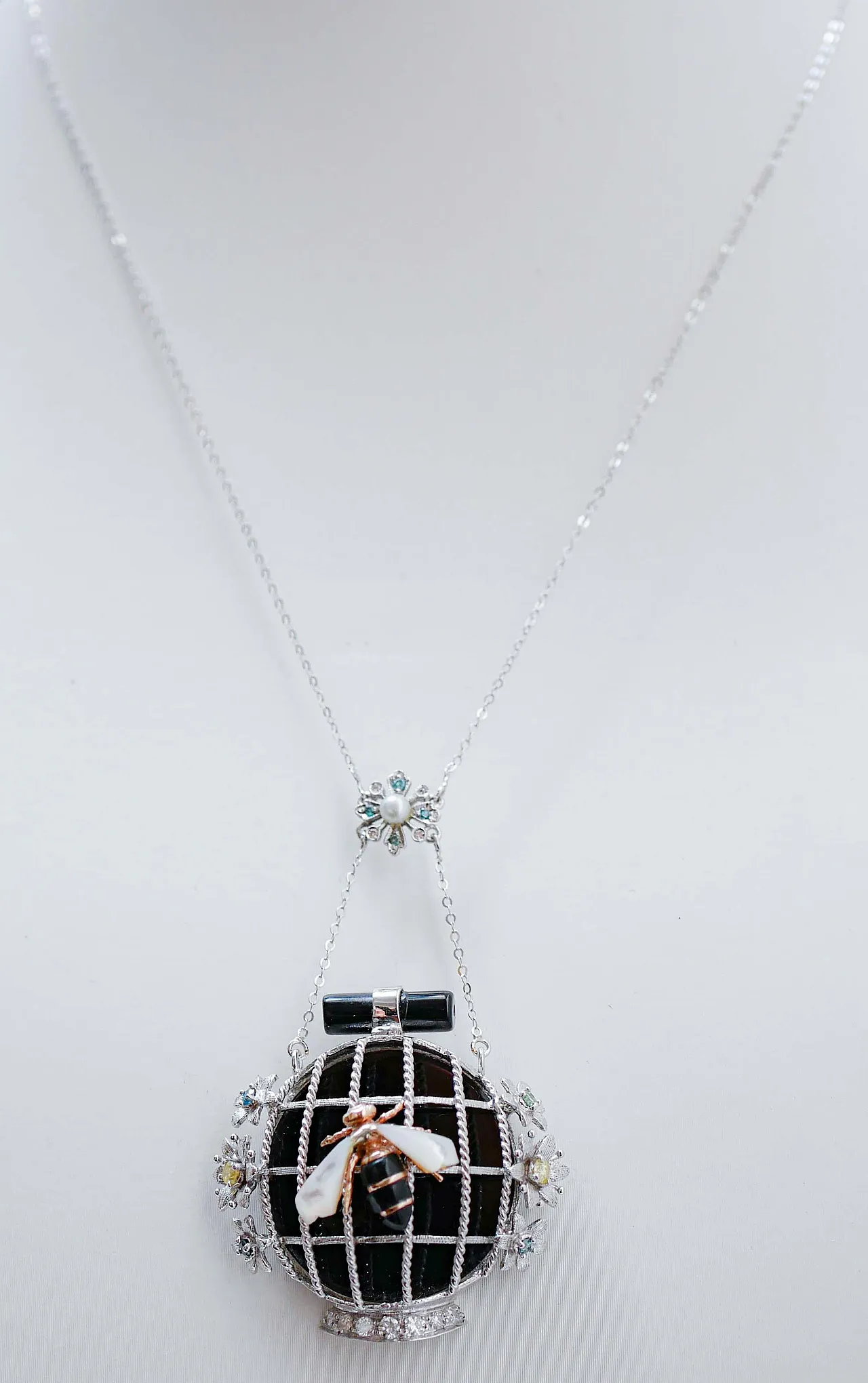 Collana con ciondolo in oro, diamanti, onice, pietre, anni '70 2