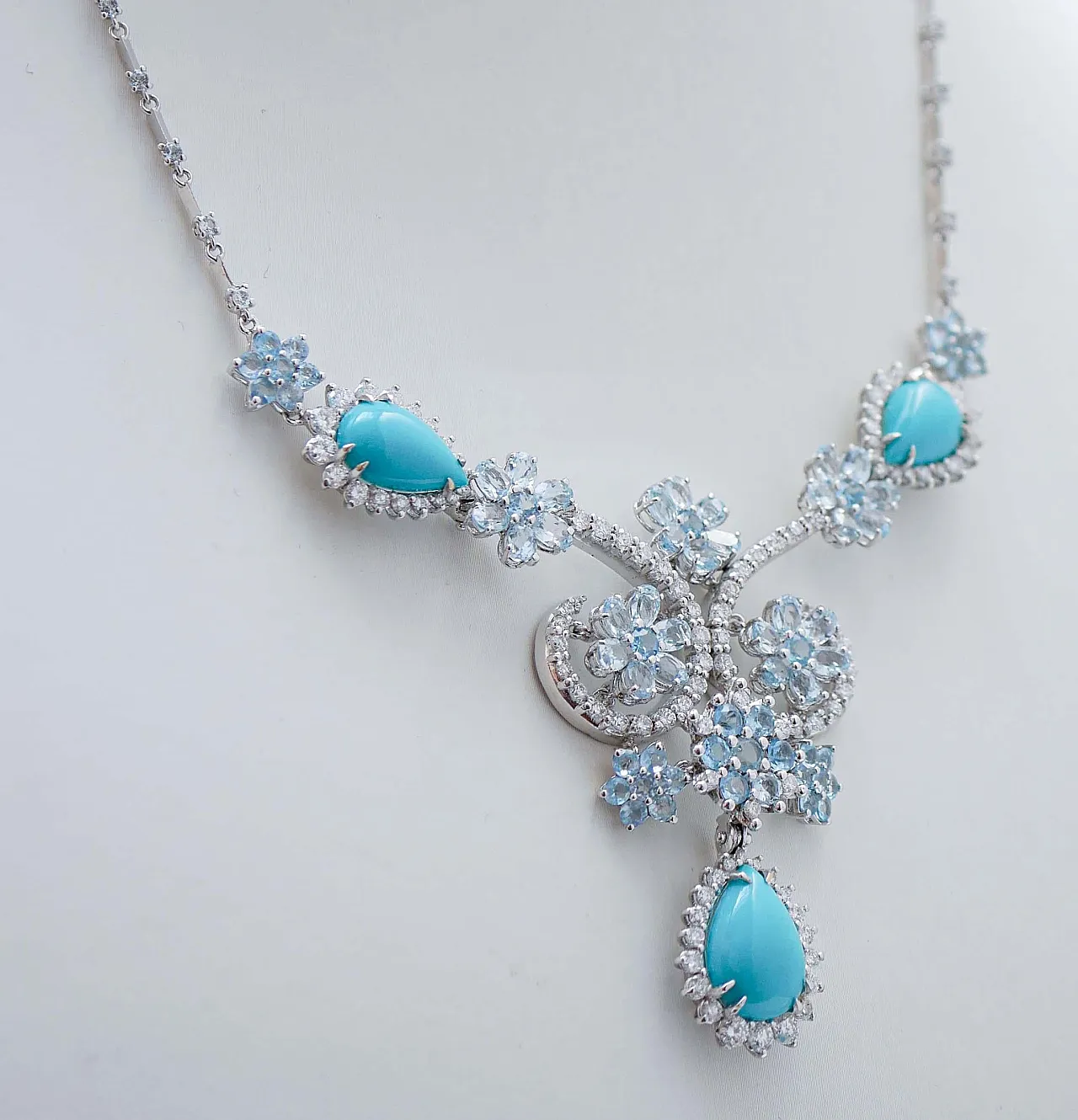 Collana in oro bianco con topazi, diamanti, turchese, anni '70 3