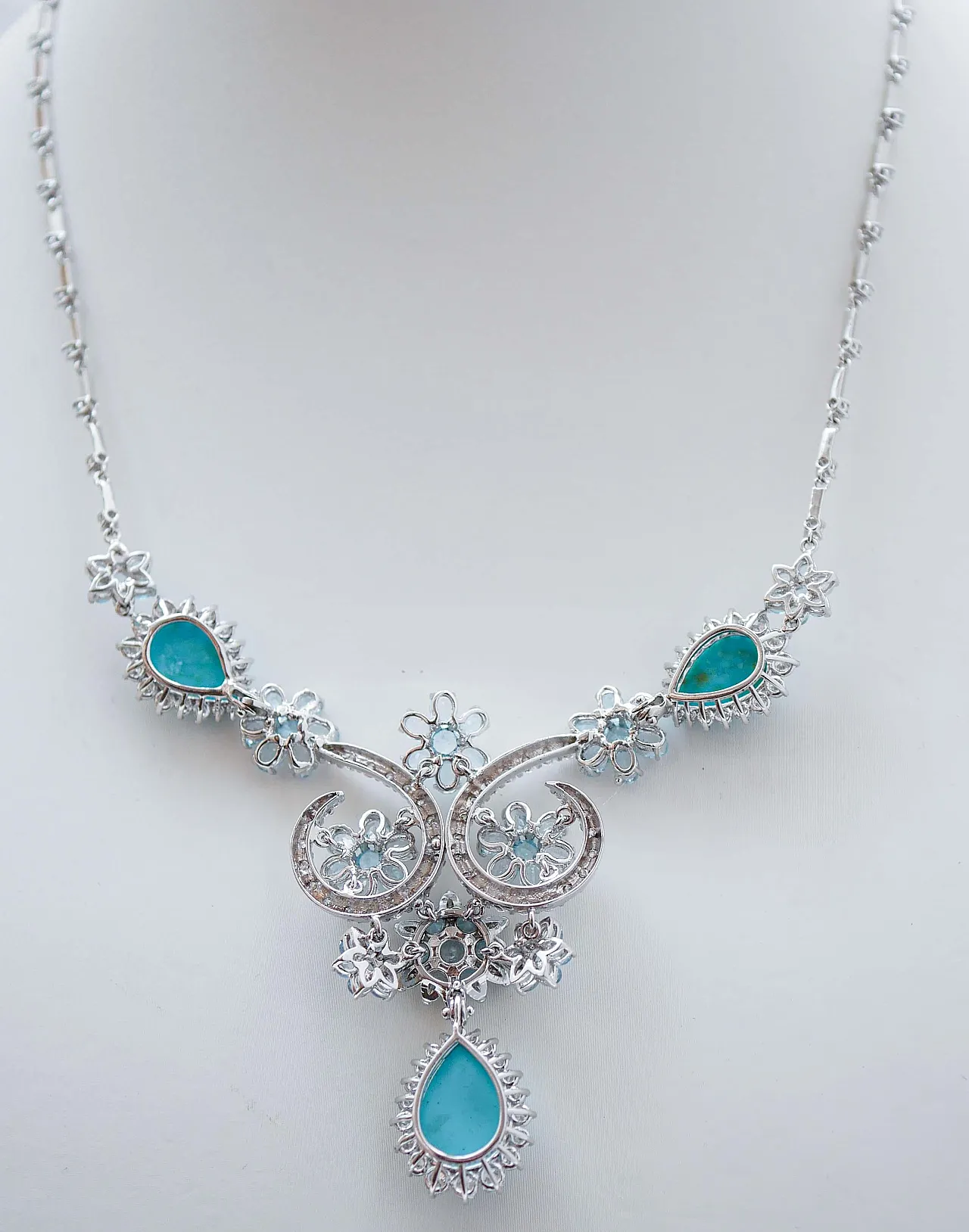 Collana in oro bianco con topazi, diamanti, turchese, anni '70 4