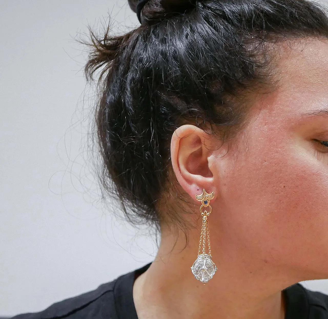 Orecchini in cristallo di rocca, diamanti, zaffiri, oro, anni '70 4