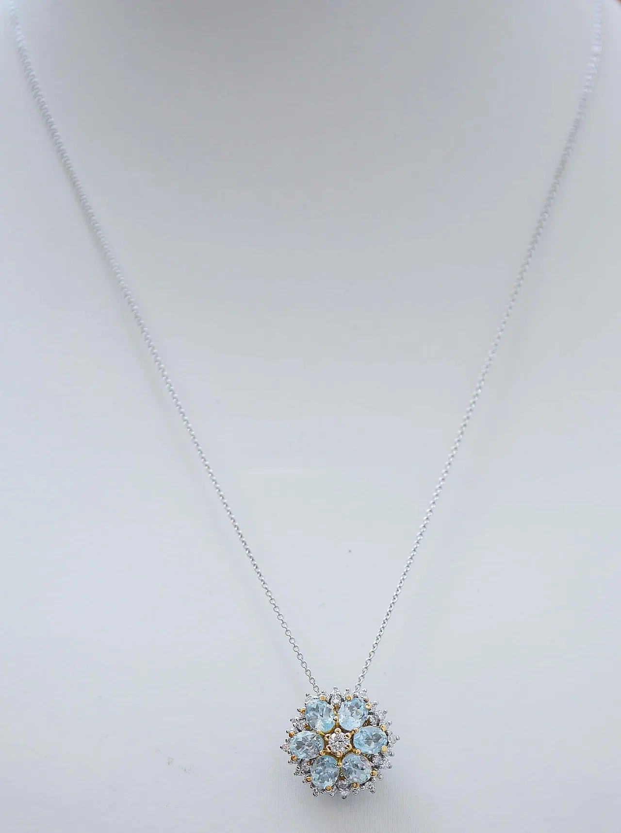 Collana con ciondolo in oro bianco, topazi e diamanti, anni 2000 2