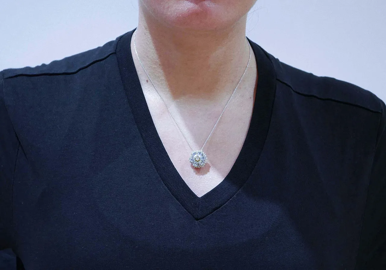 Collana con ciondolo in oro bianco, topazi e diamanti, anni 2000 5