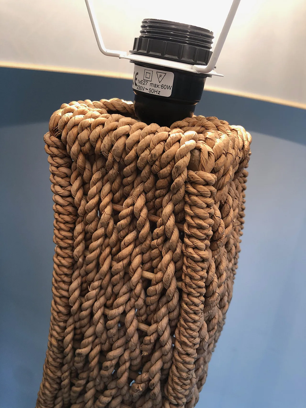 Lampada da terra in corda intrecciata su una base in metallo, anni '80 6
