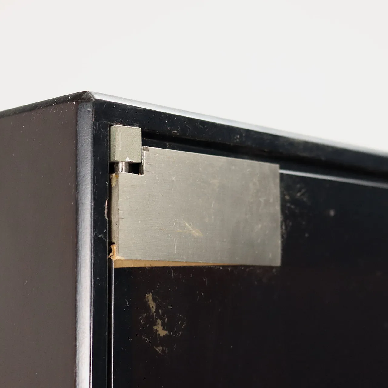 Vetrina in legno, vetro fumé e alluminio cromato, anni '70 5