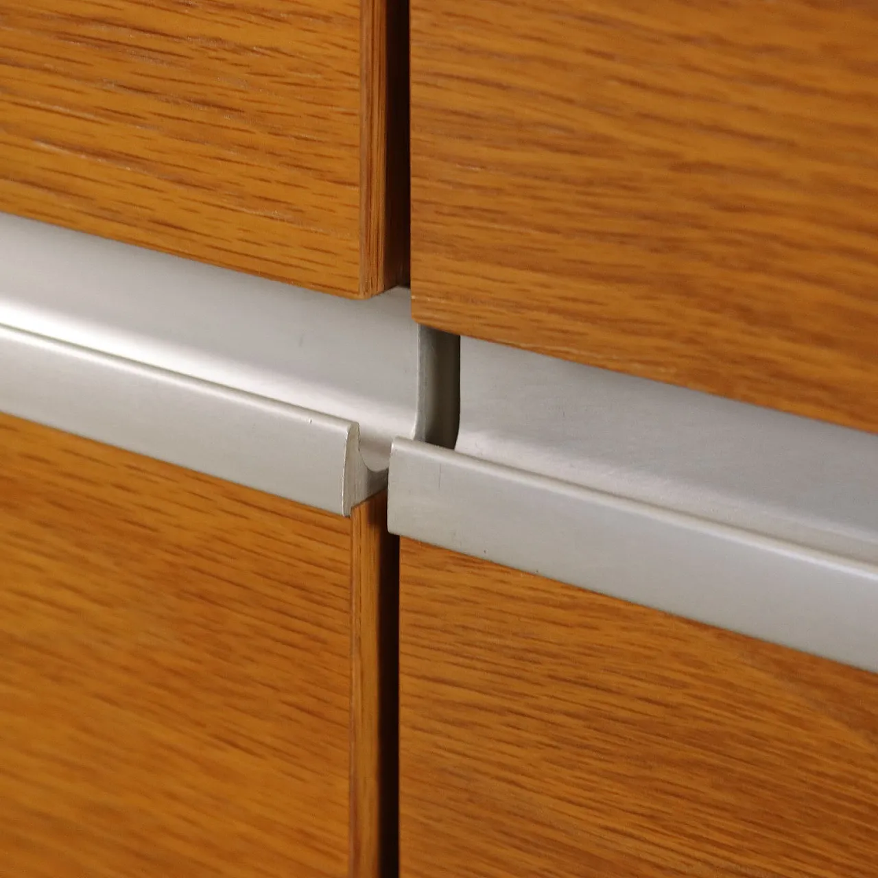 Oak veneered drawer cabinet with aluminium profiles by Knoll, 1980s 4