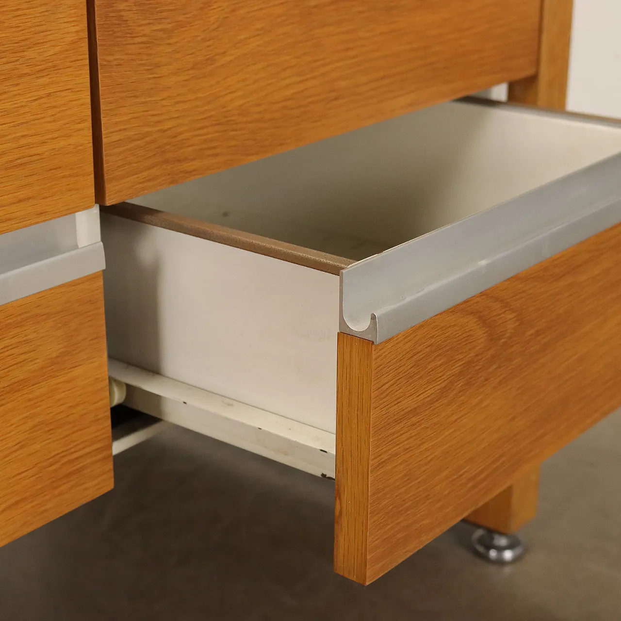 Oak veneered drawer cabinet with aluminium profiles by Knoll, 1980s 5