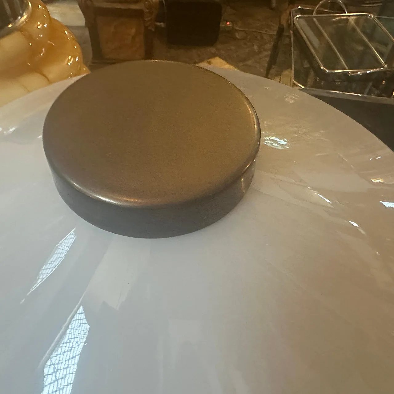 Lampada da tavolo in ottone e vetro in stile Oscar Torlasco, anni '50 9