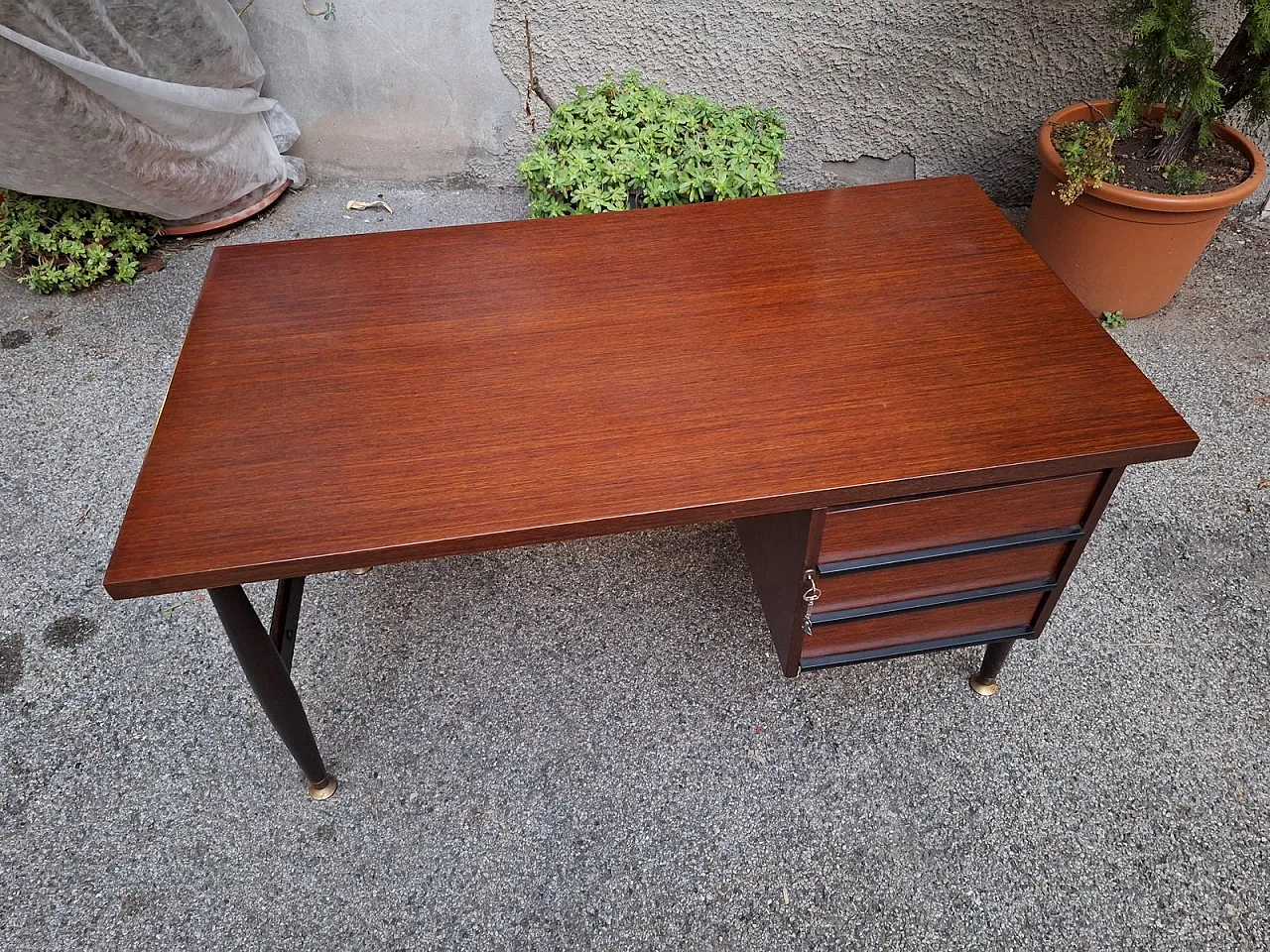 Scrivania in legno e ottone con cassetti di Schirolli Mantova, anni '50 4