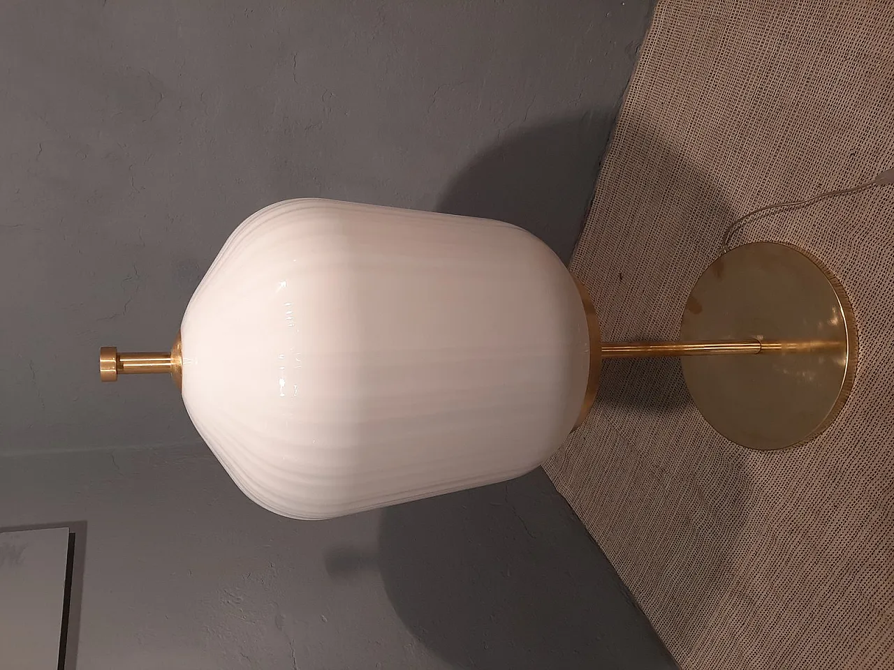 Lampada in ottone satinato e vetro lattiginoso a coste, anni 2000 5