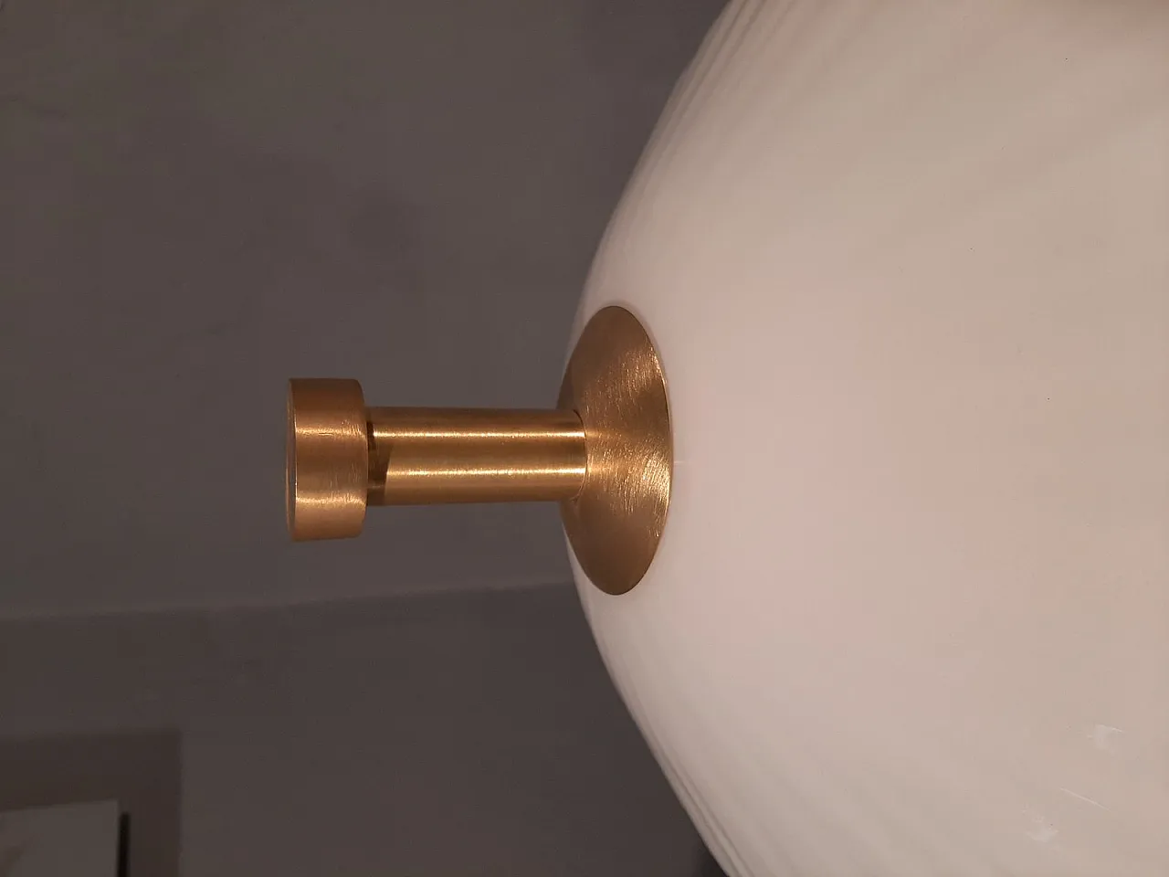 Lampada in ottone satinato e vetro lattiginoso a coste, anni 2000 11