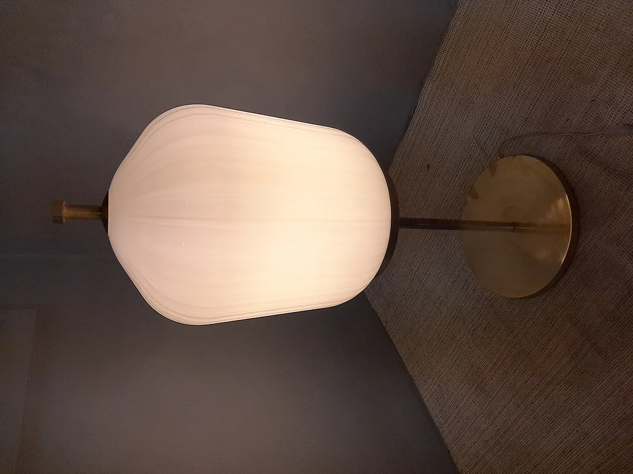 Lampada in ottone satinato e vetro lattiginoso a coste, anni 2000 14