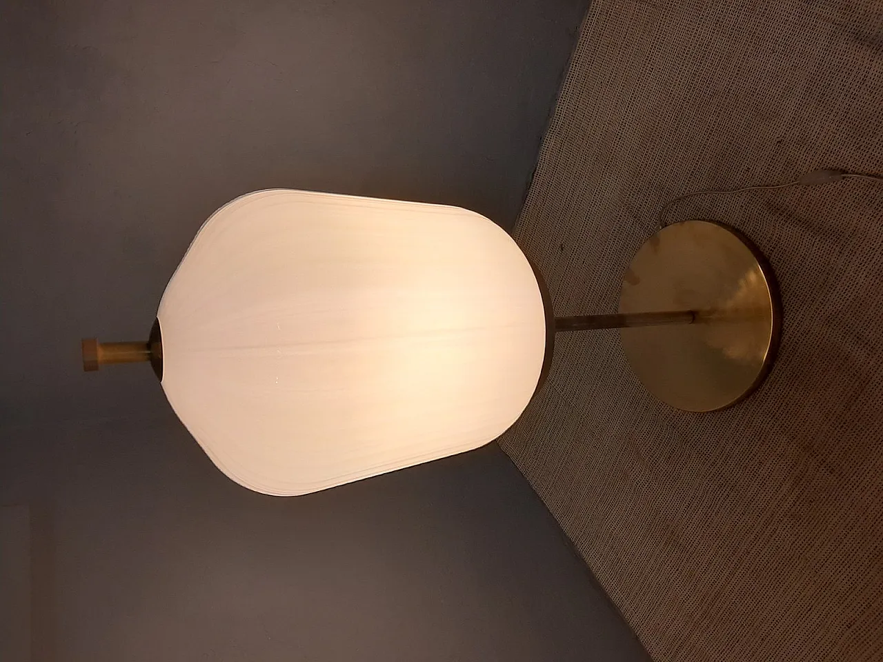 Lampada in ottone satinato e vetro lattiginoso a coste, anni 2000 16