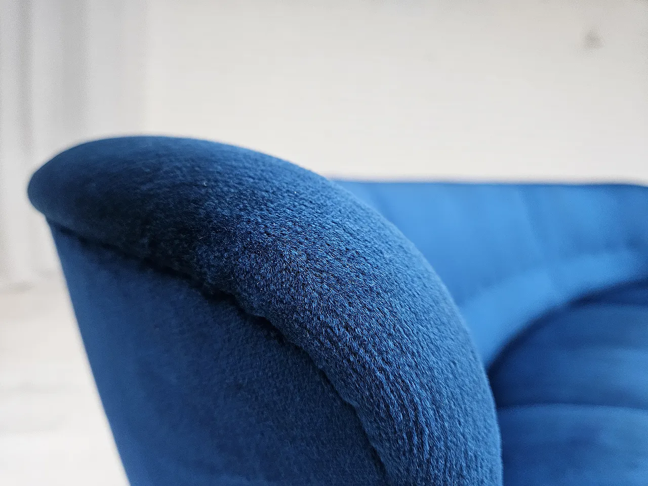 Danish 3-seater curved sofa blue velour and beech wood, 60s 5