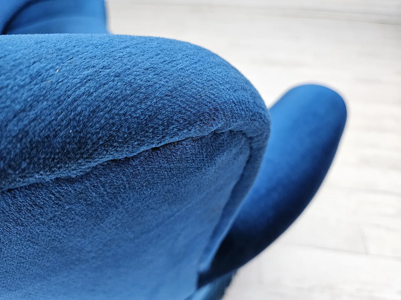 Danish 3-seater curved sofa blue velour and beech wood, 60s 12